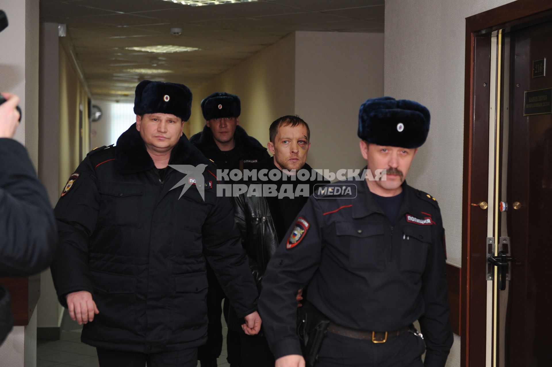 Рассмотрение ходатайства об аресте 44-летнего Дмитрия Паршина (второй справа), который обвиняется в нападении на уроженца Дагестана в московском метро в черемушкинском суде города Москвы.