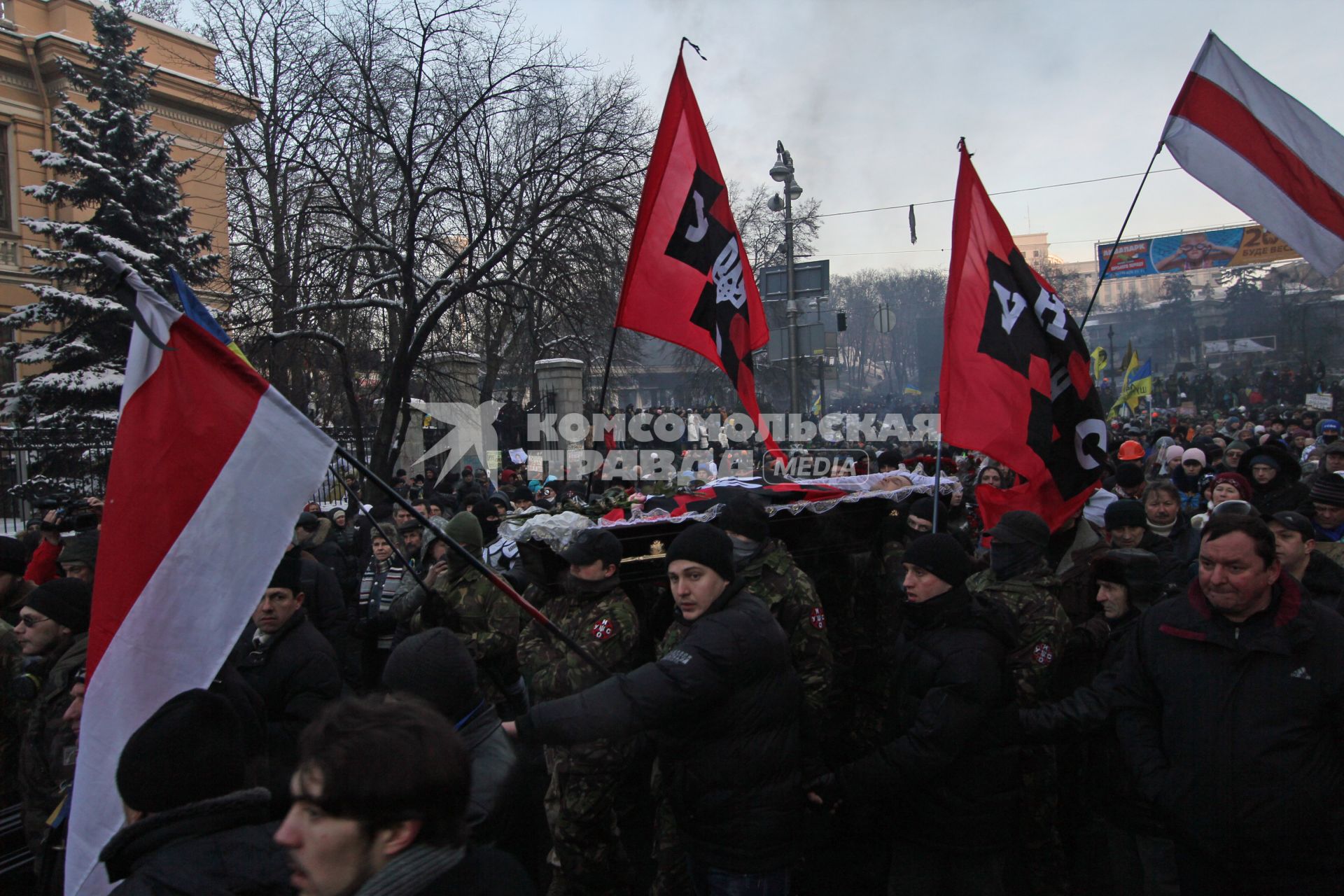 Оппозиция прощается с одним из своих бойцов, активистом УНА УНСО Михаилом Жизневским. На снимке: гроб с телом Михаила Жизневского принесли на улицу Грушевского.