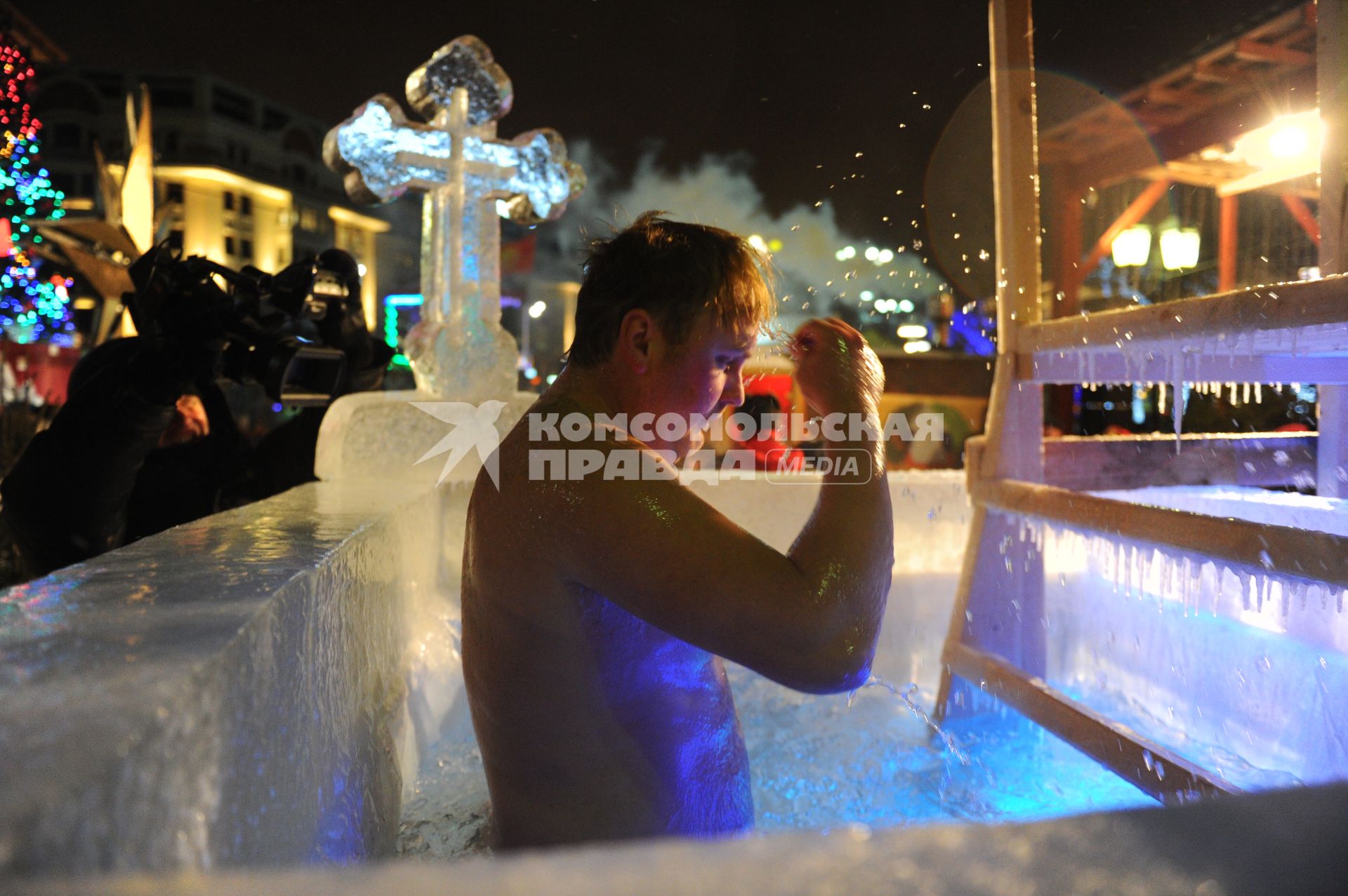 Празднования Крещения Господня в Москве. На снимке: мужчина окунается в купель на площади Революции.
