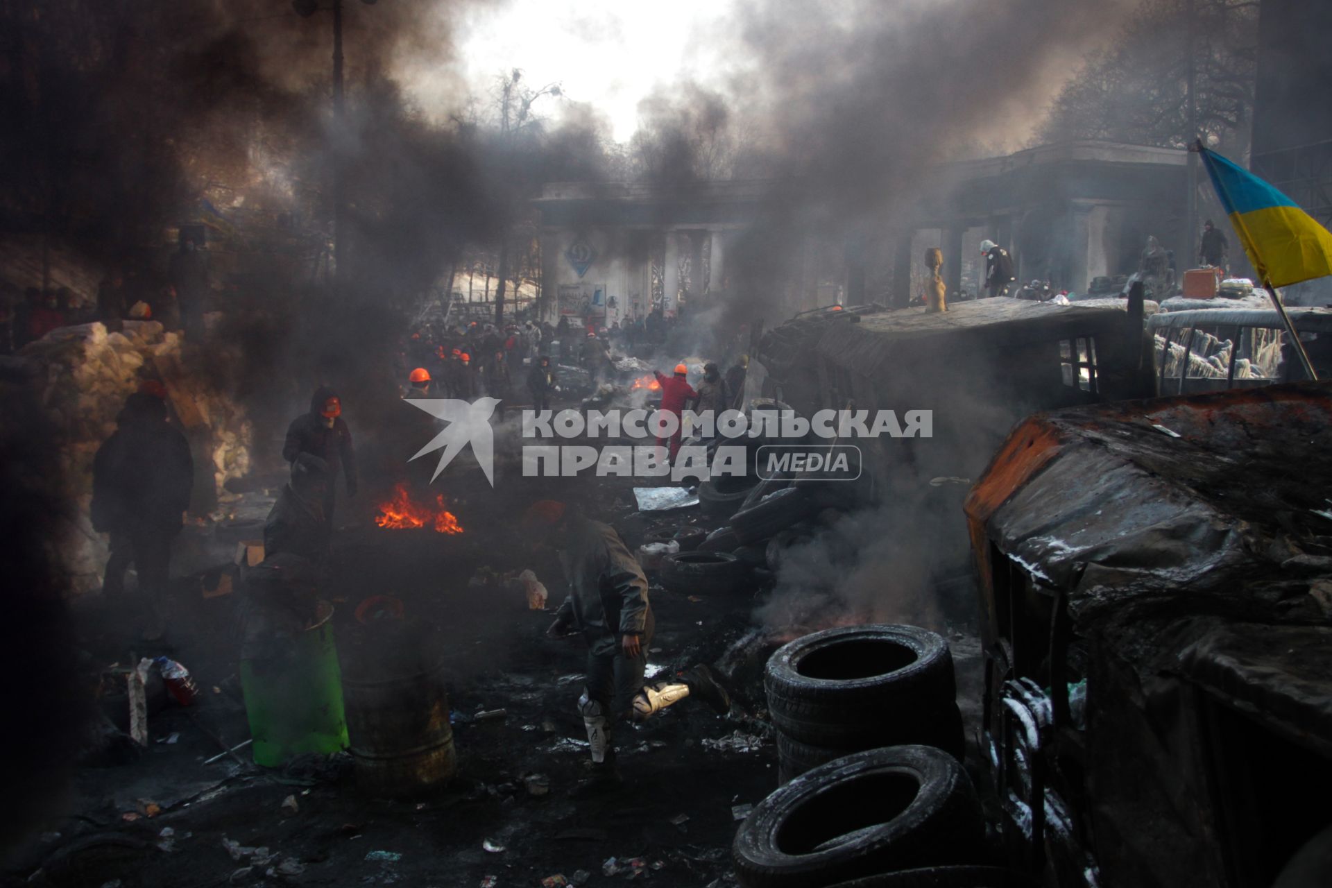 Площадь перед стадионом `Динамо` заполнена протестующими.