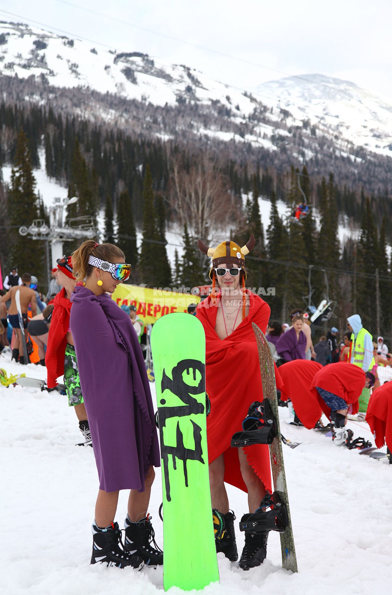 В рамках `Фестиваля весеннего солнцекатания` состоялся спуск полуголых лыжников и сноубордистов. На снимке: сноубордисты греются в полотенцах.