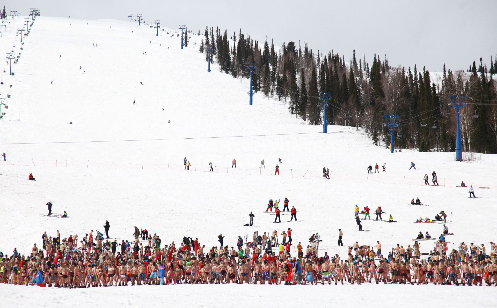В рамках `Фестиваля весеннего солнцекатания` состоялся спуск полуголых лыжников и сноубордистов. На снимке: участники заезда.