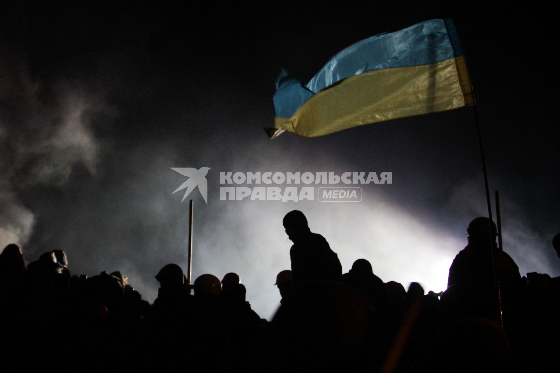 Протестующие штурмуют Украинский дом. На снимке: протестующие с украинским флагом.