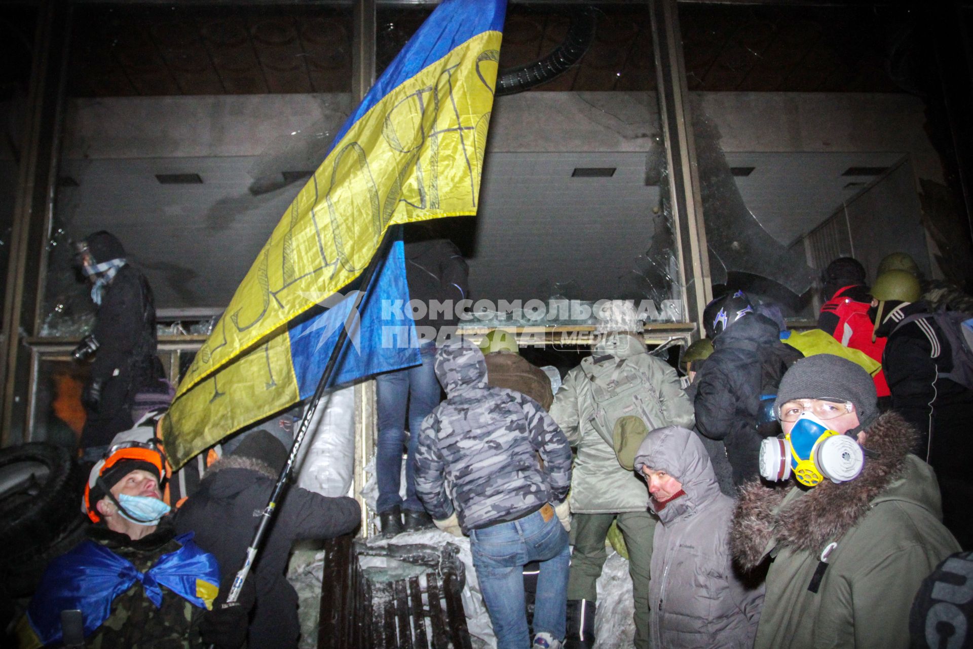 Протестующие штурмуют Украинский дом. На снимке: протестующие у входа в здание.