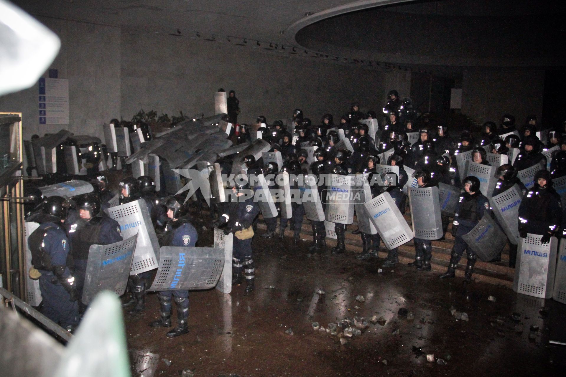 Протестующие штурмуют Украинский дом. На снимке: бойцы специального подразделения `Беркут` во дворе здания.