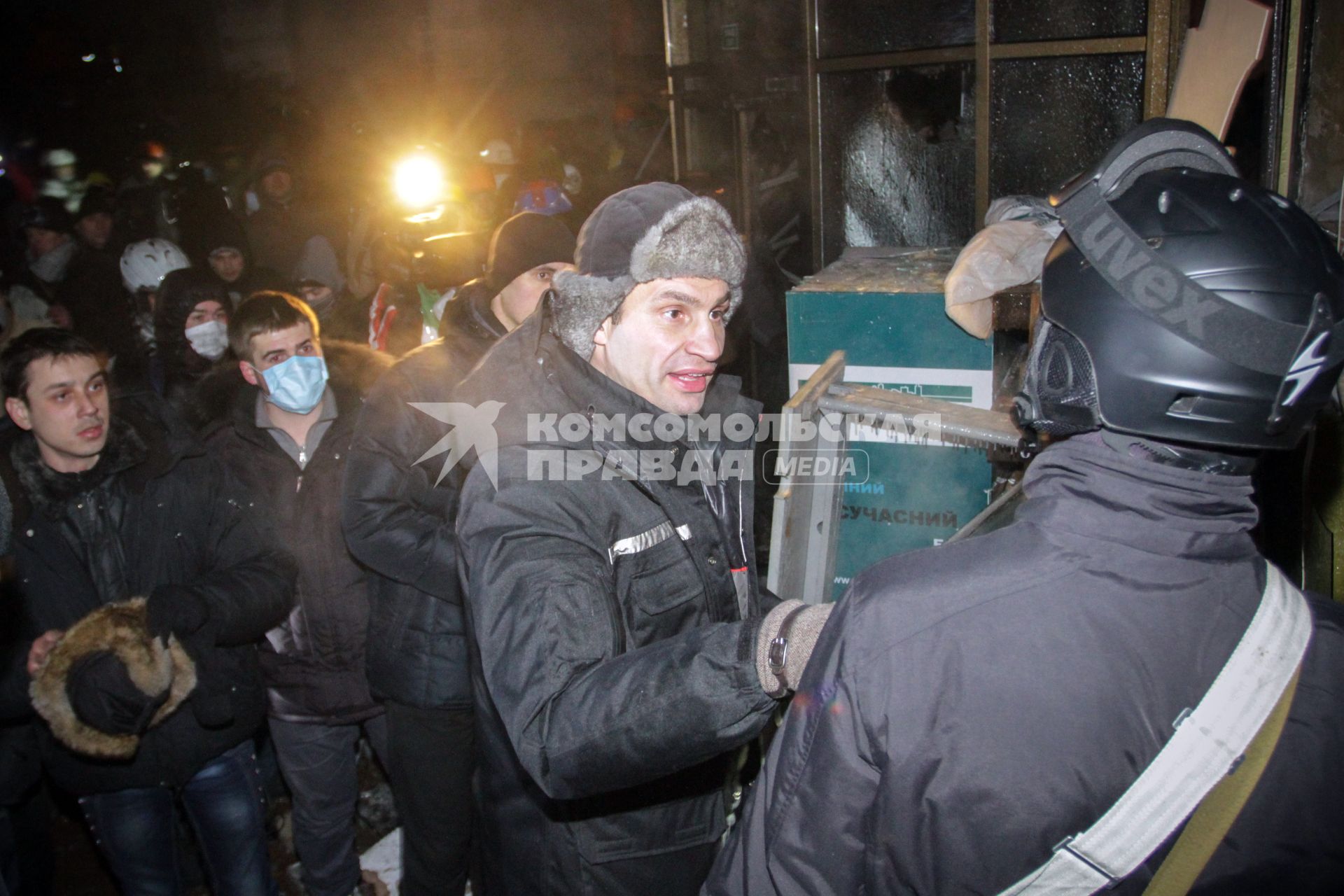 Протестующие штурмуют Украинский дом. На снимке: Лидер политической партии `УДАР`, боксер Виталий Кличко общается с протестующими у входа в здание Украинского дома.
