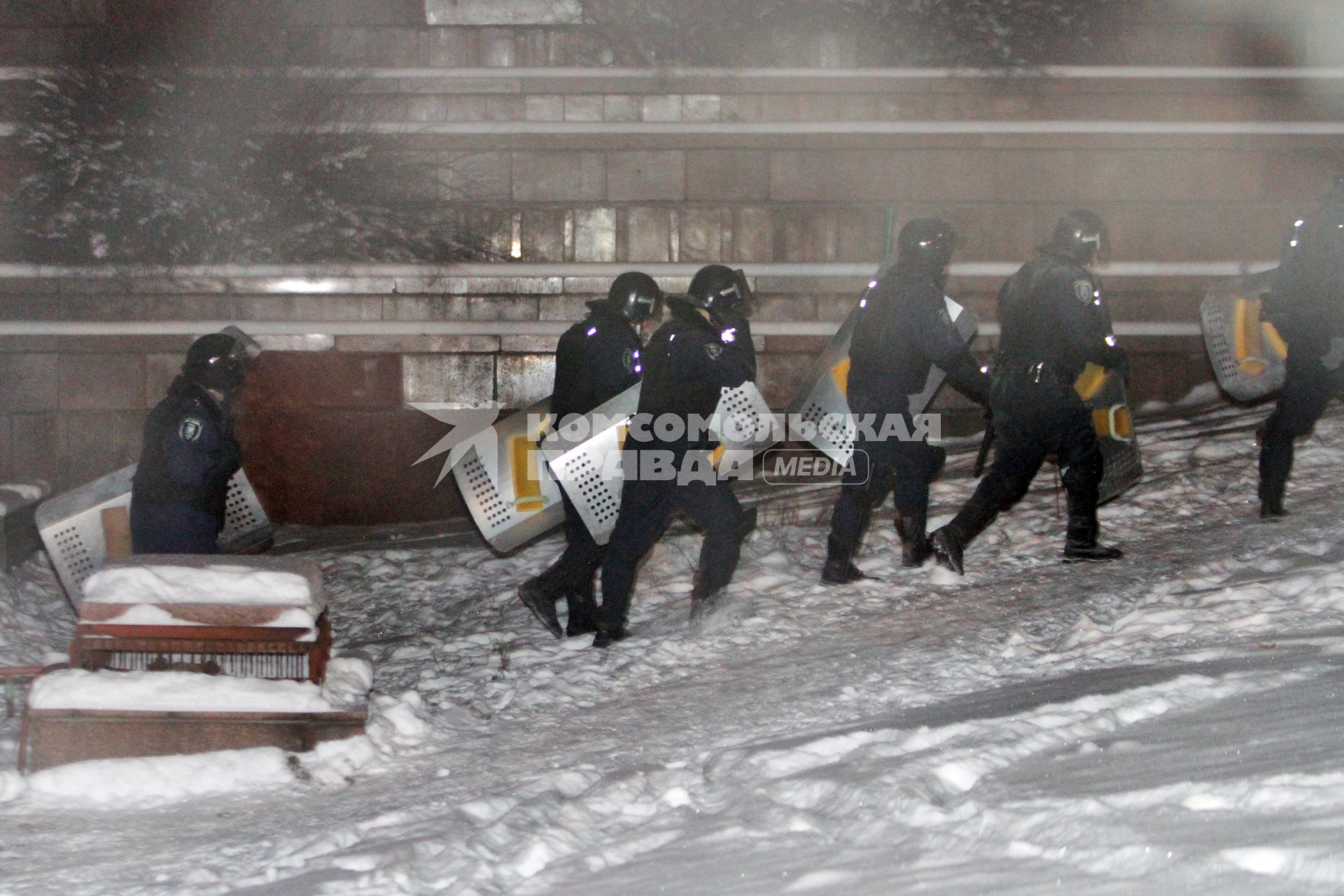 Протестующие штурмуют Украинский дом. На снимке: бойцы специального подразделения `Беркут` покидают здание Украинского дома.