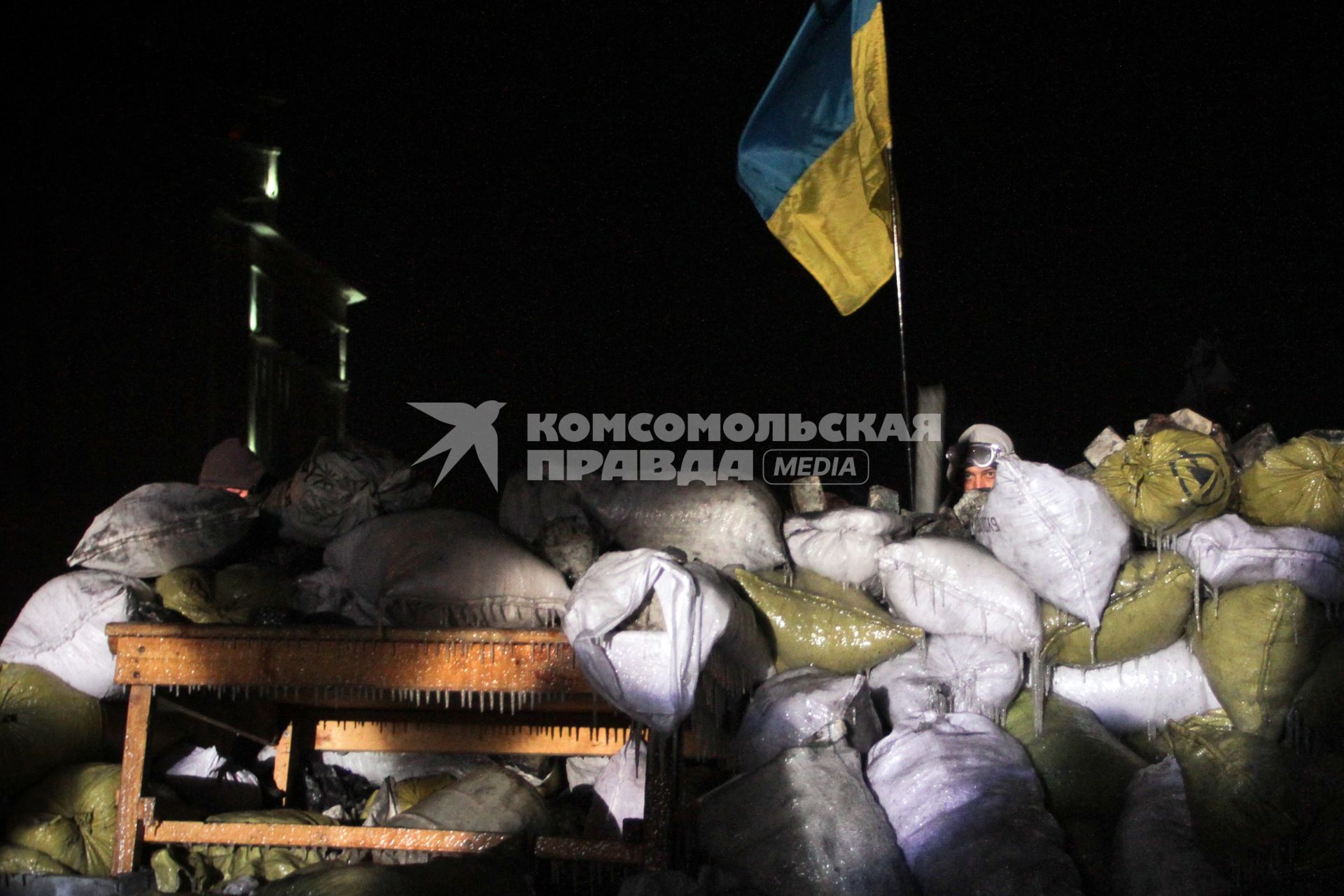 Протестующие штурмуют Украинский дом. На снимке: баррикады протестующих.