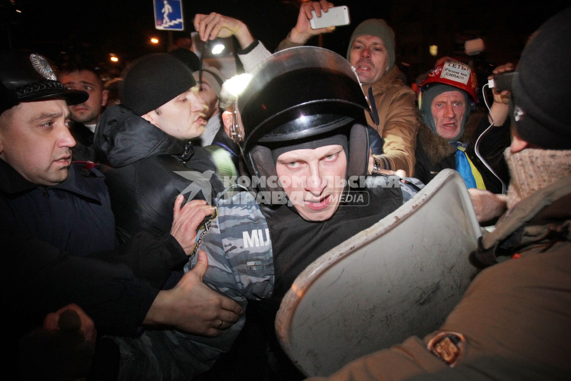 Конфликт между протестующими и бойцами спецподразделения `Беркут`возле Святошинского РОВД. На снимке: бойцы `Беркута` отбиваются от протестующих.