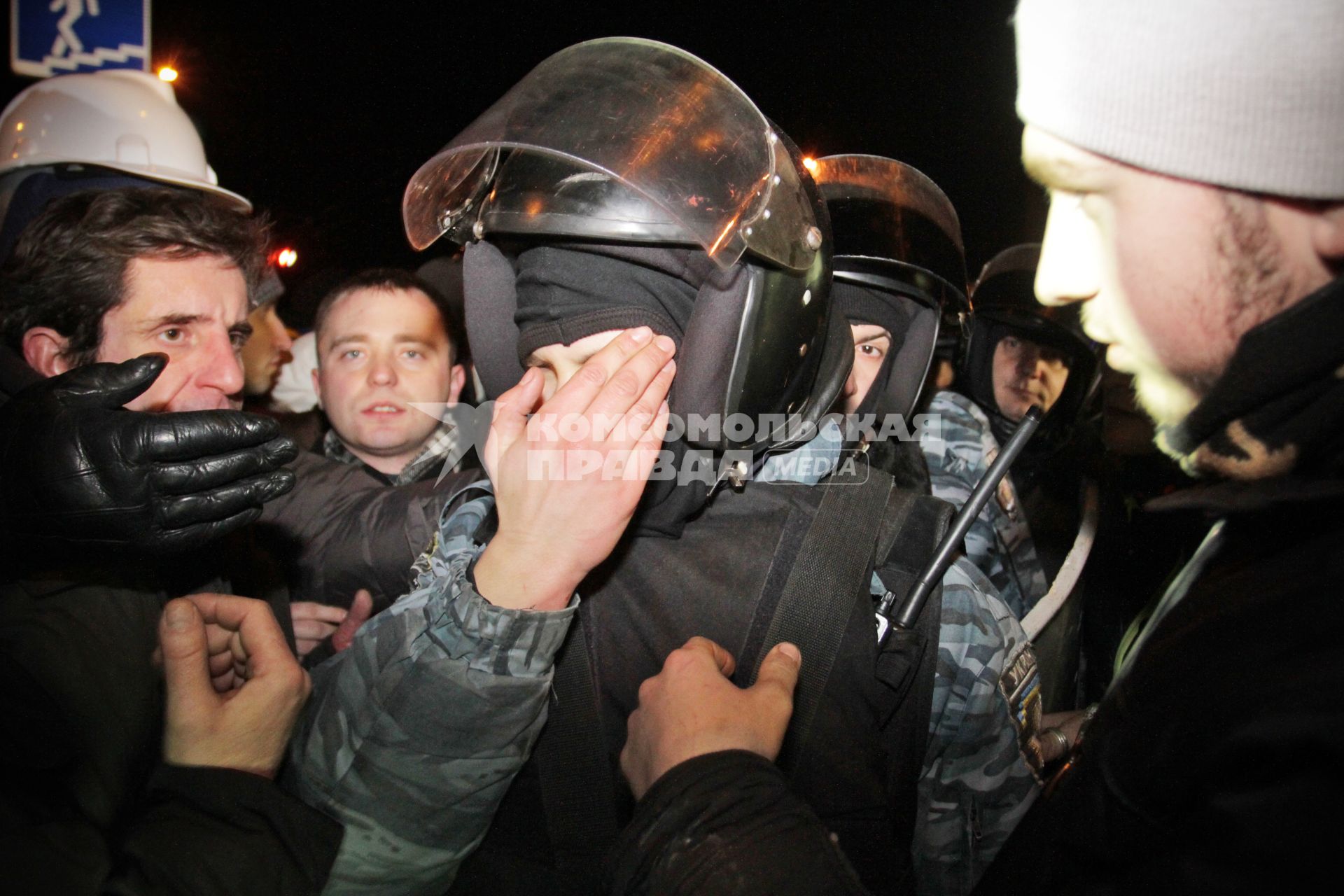 Конфликт между протестующими и бойцами спецподразделения `Беркут`возле Святошинского РОВД. На снимке: бойцы `Беркута` отбиваются от протестующих.