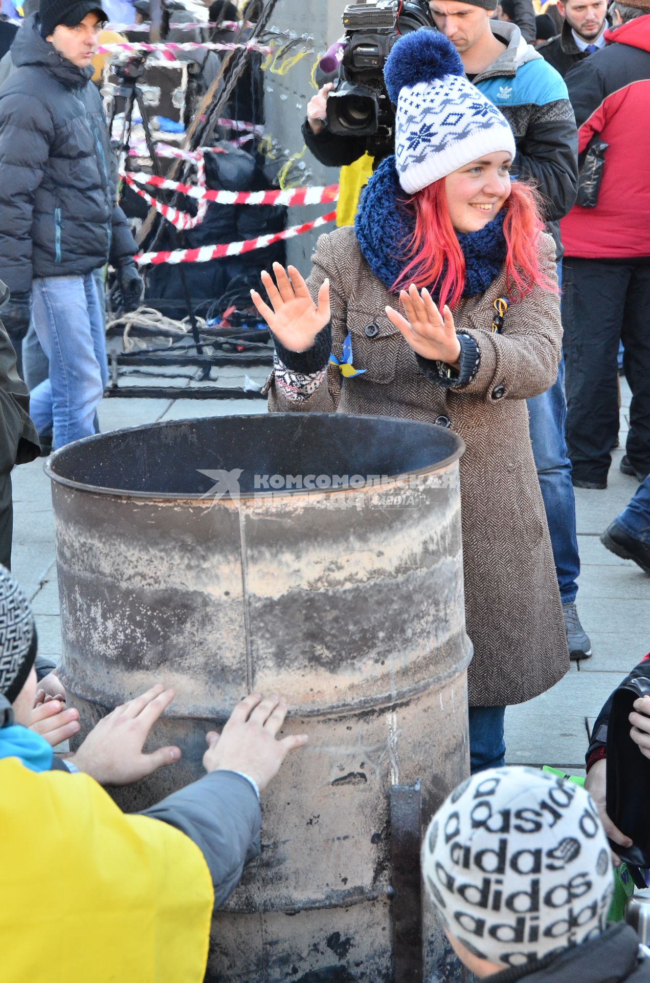 Евромайдан. Акция сторонников Евроинтеграции.    На снимке: девушка греется у бочки