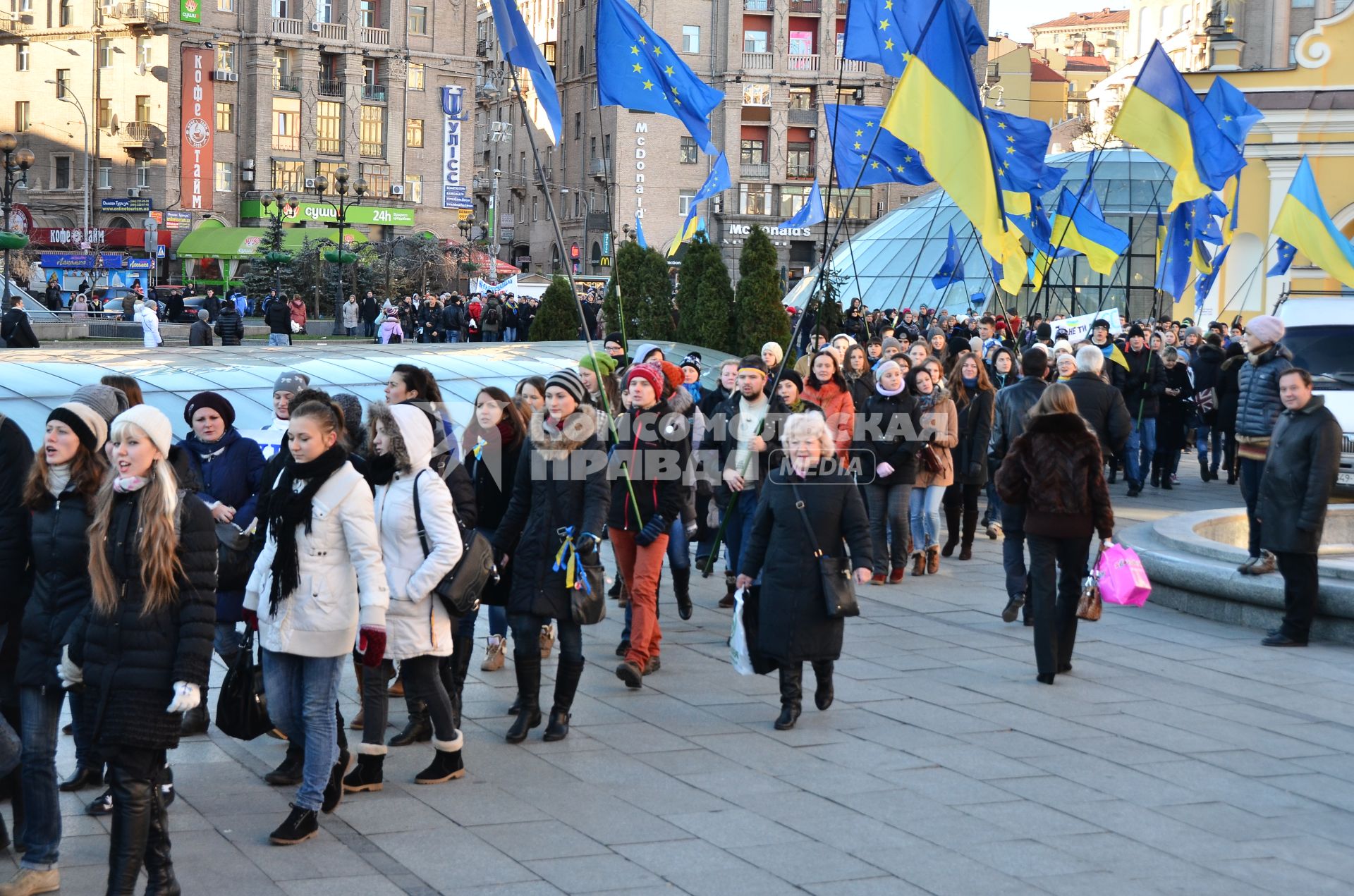 Евромайдан. Акция сторонников Евроинтеграции.    На снимке: шеренга демонстрантов