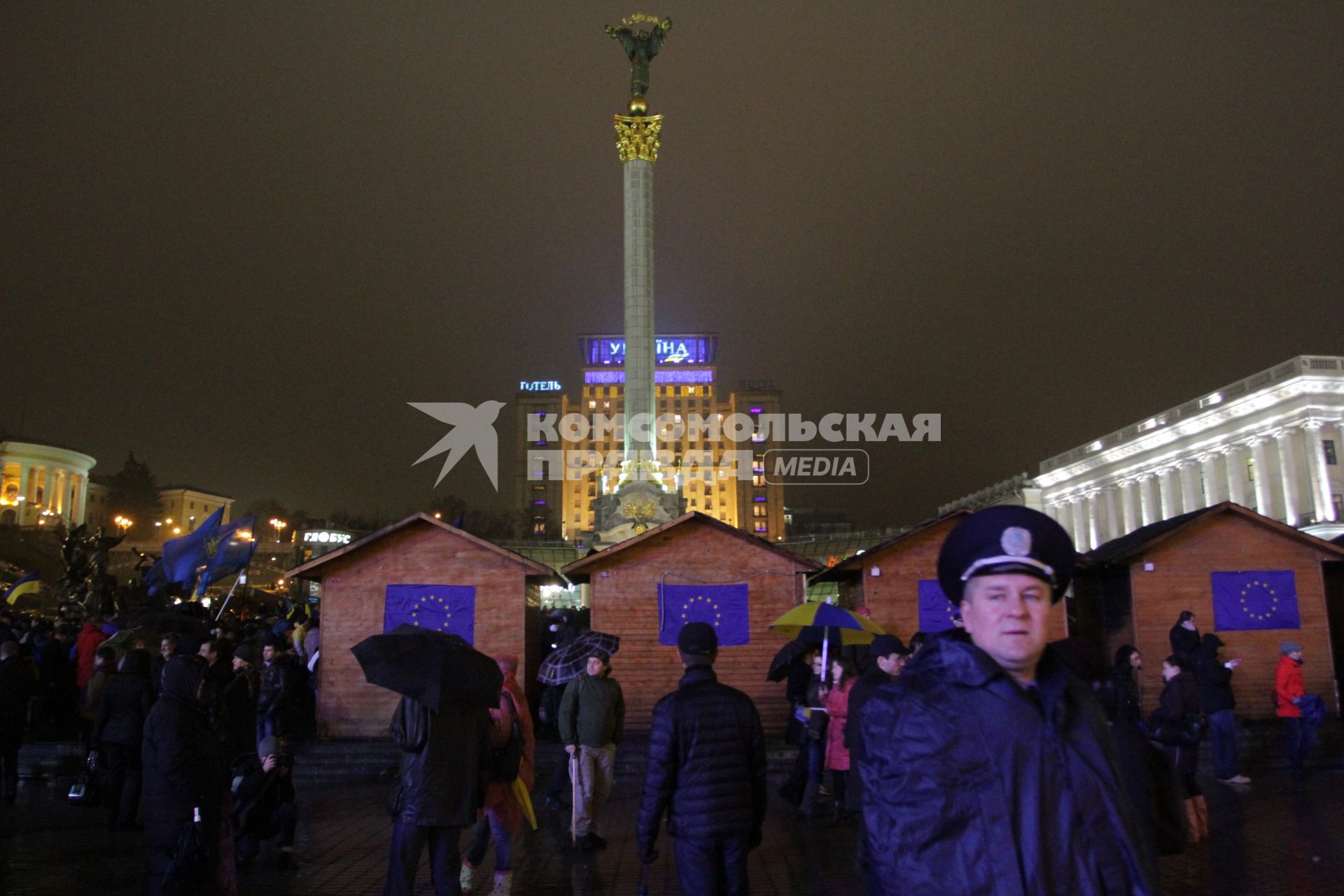 Евромайдан. Акция сторонников евроинтеграции Украины. Площадь Независимости.  На снимке толпа митингующих.