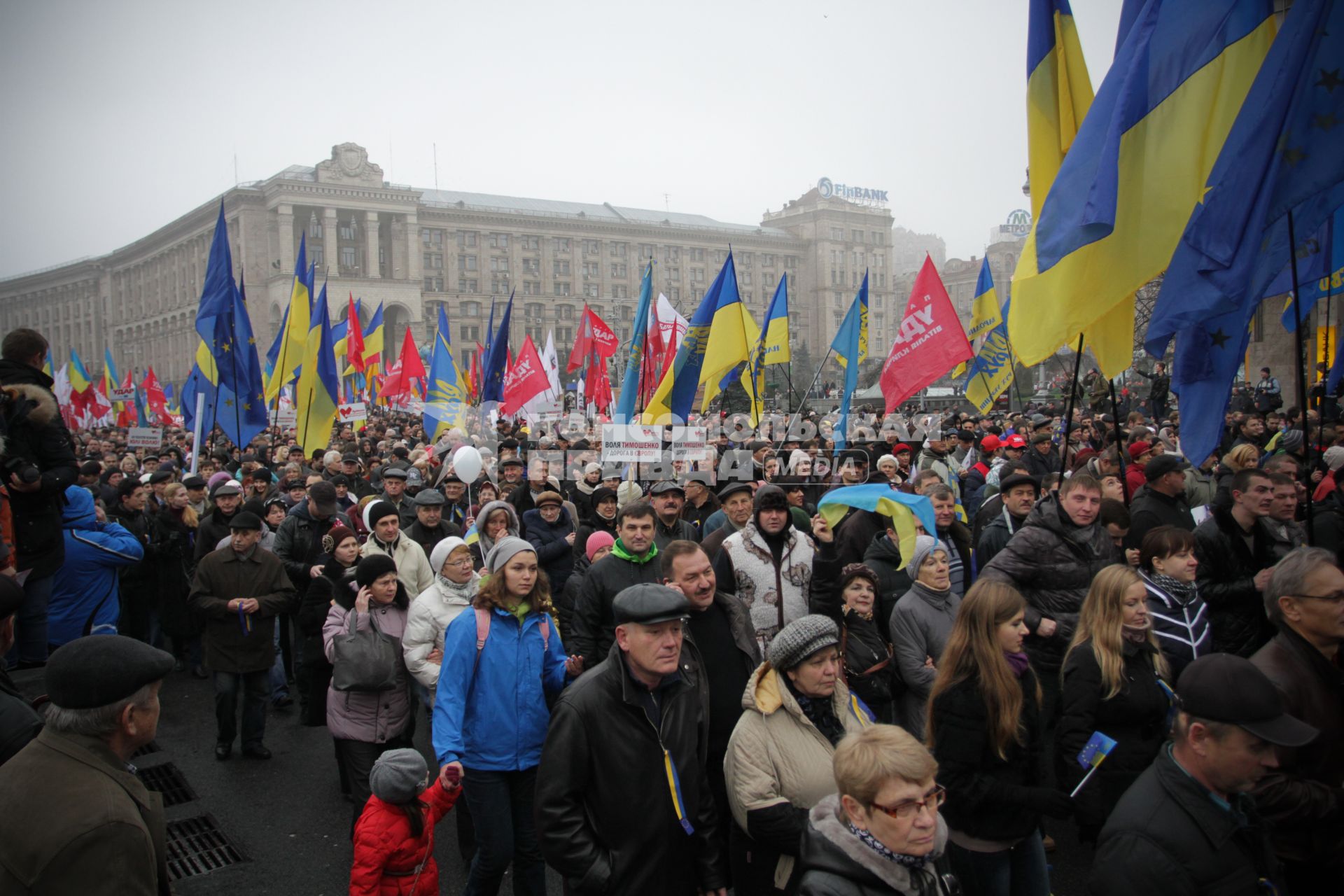 Евромайдан. Акция сторонников евроинтеграции Украины. Площадь Независимости.  На снимке  колонна митингующих  на улице Крещатик.