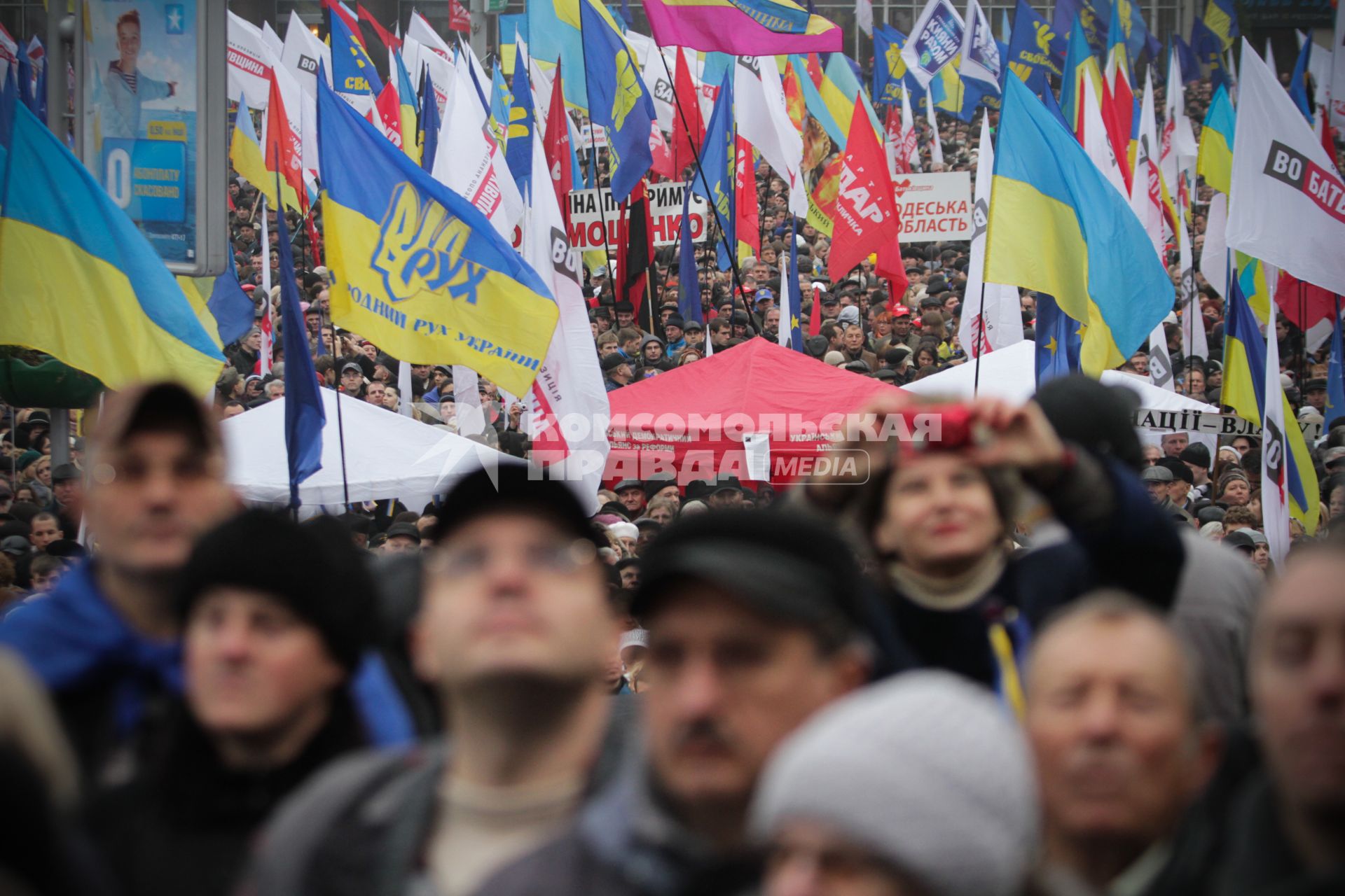 Евромайдан. Акция сторонников евроинтеграции Украины. Площадь Независимости.  На снимке: колонна митингующих.