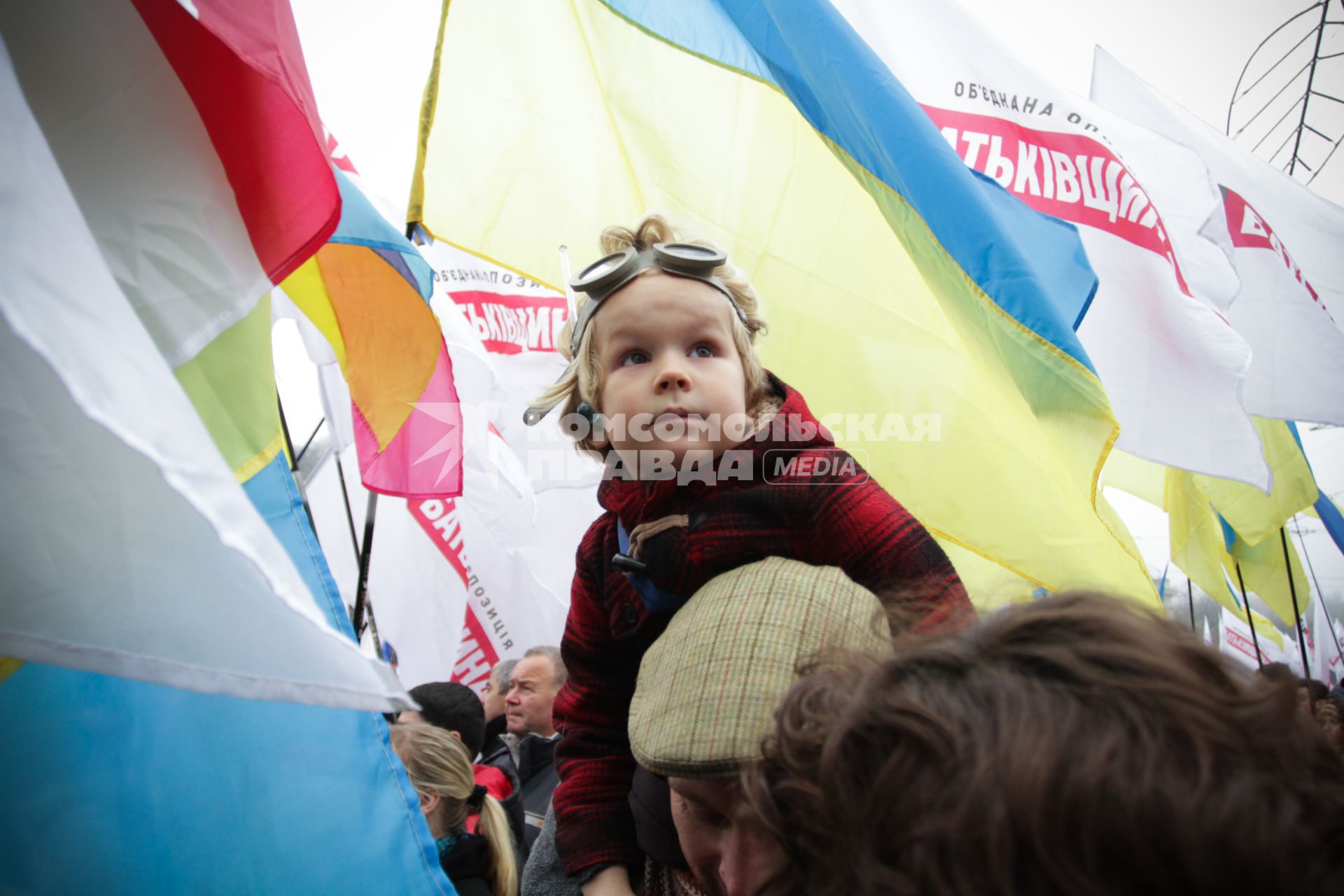 Евромайдан. Акция сторонников евроинтеграции Украины. Площадь Независимости.  На снимке: ребенок.