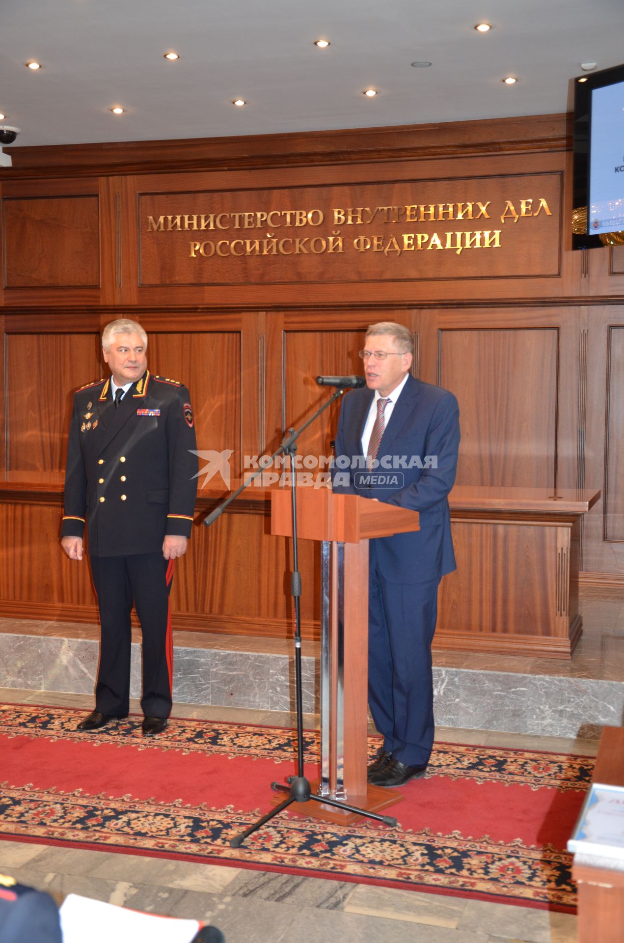 Награждение III Ежегодного всероссийского конкурса МВД России `Народный участковый`. На снимке: министр внутренних дел РФ Владимир Колокольцев (слева) и главный редактор, генеральный директор ИД КП Владимир Сунгоркин.