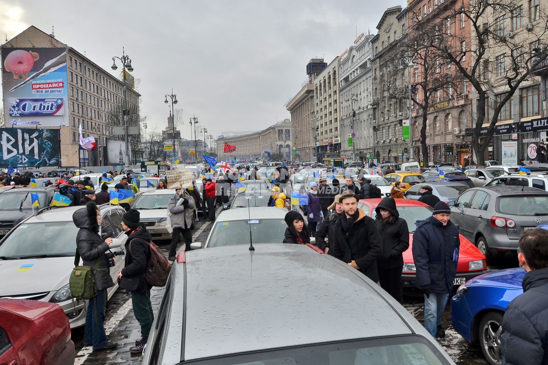 Перекрытая протестующими улица Крещатик в Киеве во время евромайдана.