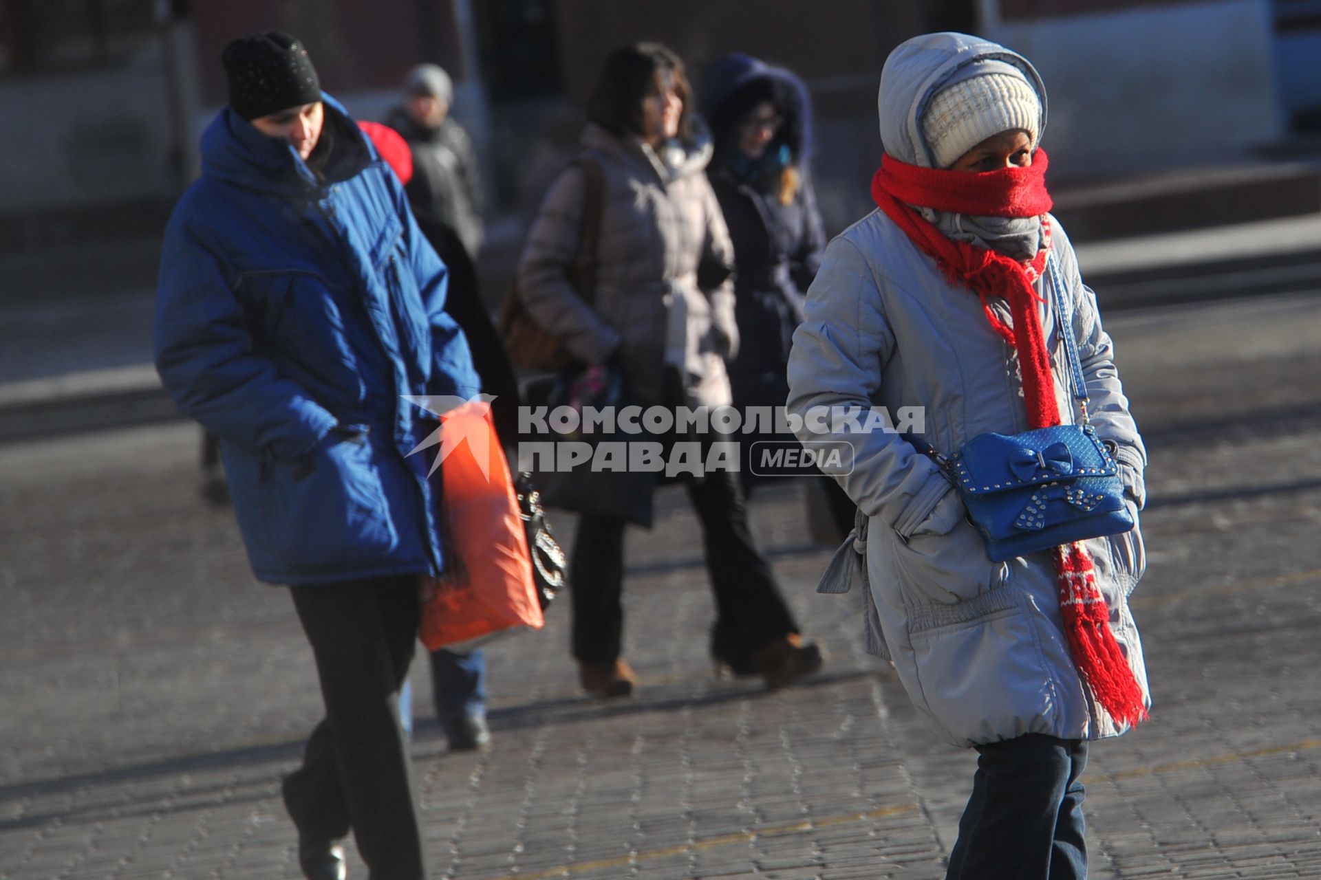 Мороз в Москве. На снимке: прохожие на улице.