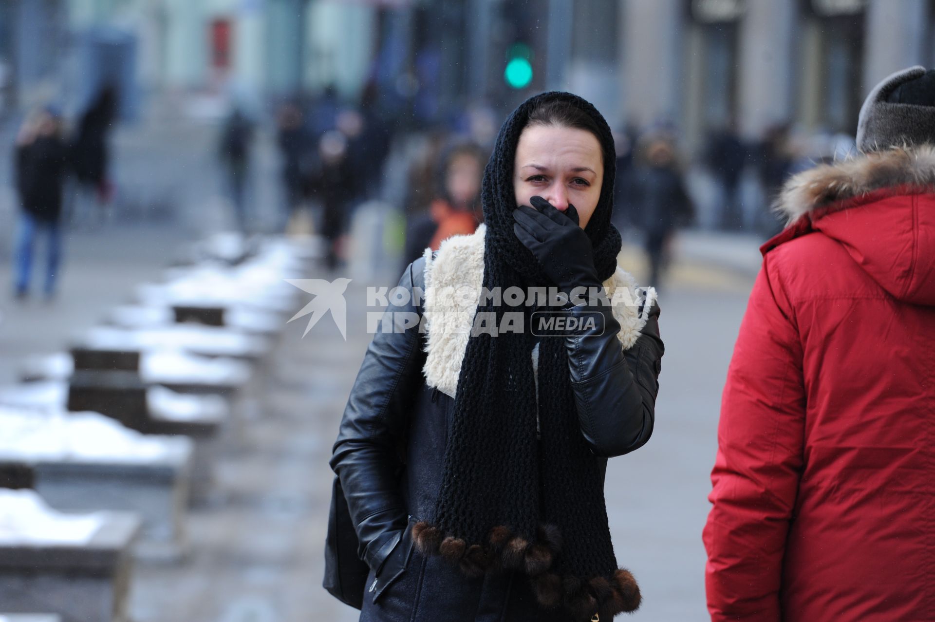 Мороз в Москве. На снимке: девушка закрывает рот рукой.