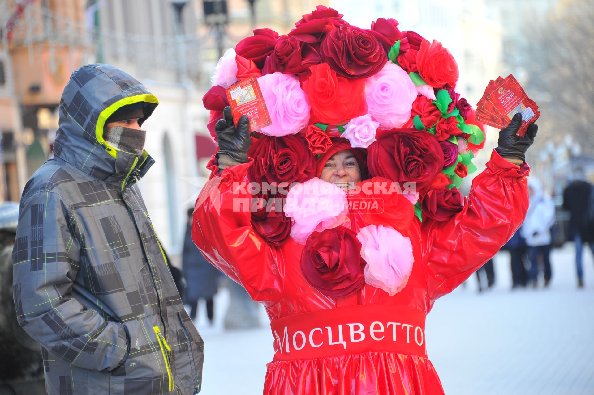 Морозы в Москве. На снимке: ростовая кукла, рекламирующая цветочную компанию `Мосцветторг`.