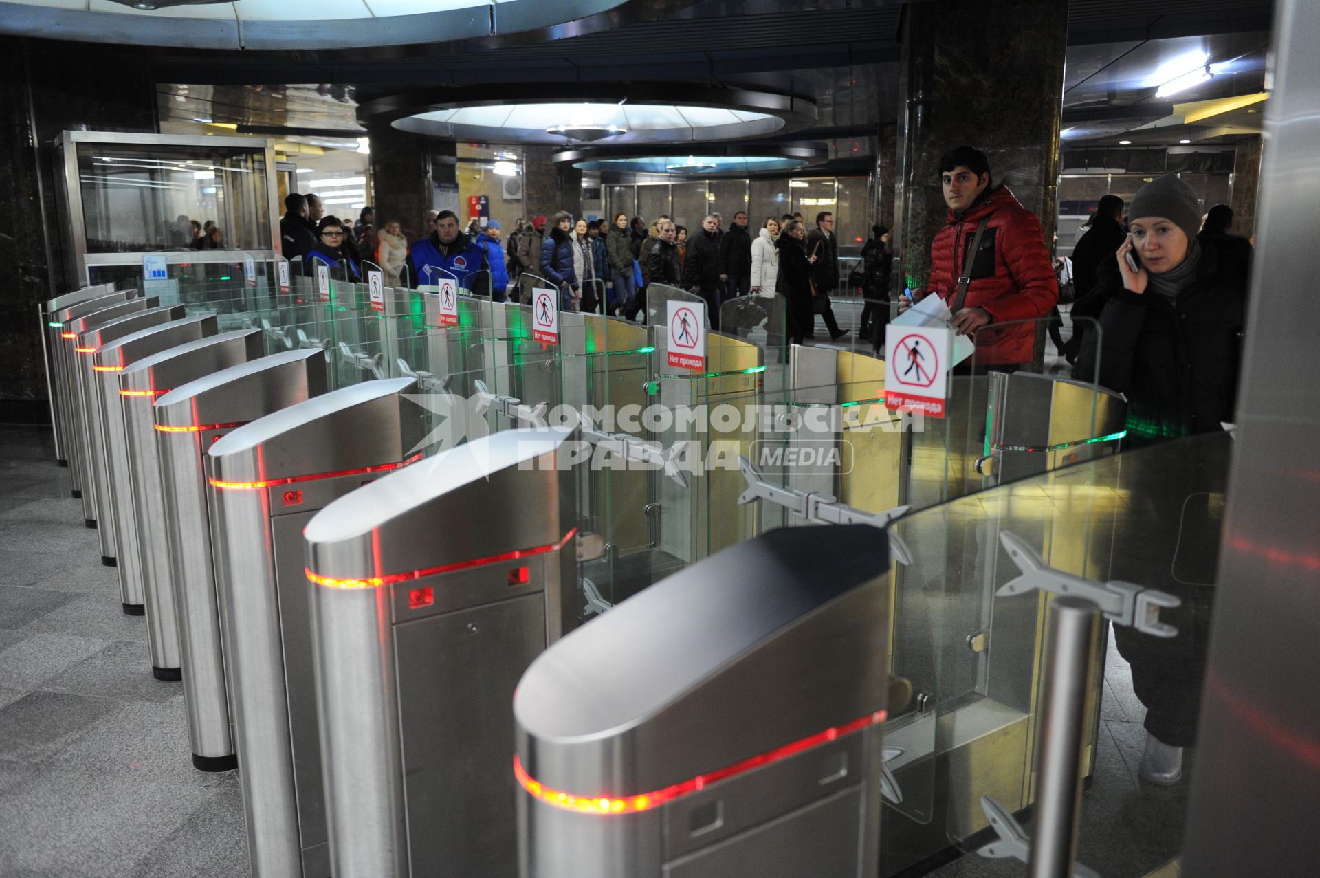 Открытие станции метро `Деловой центр`. На снимке: пассажиры у турникетов.