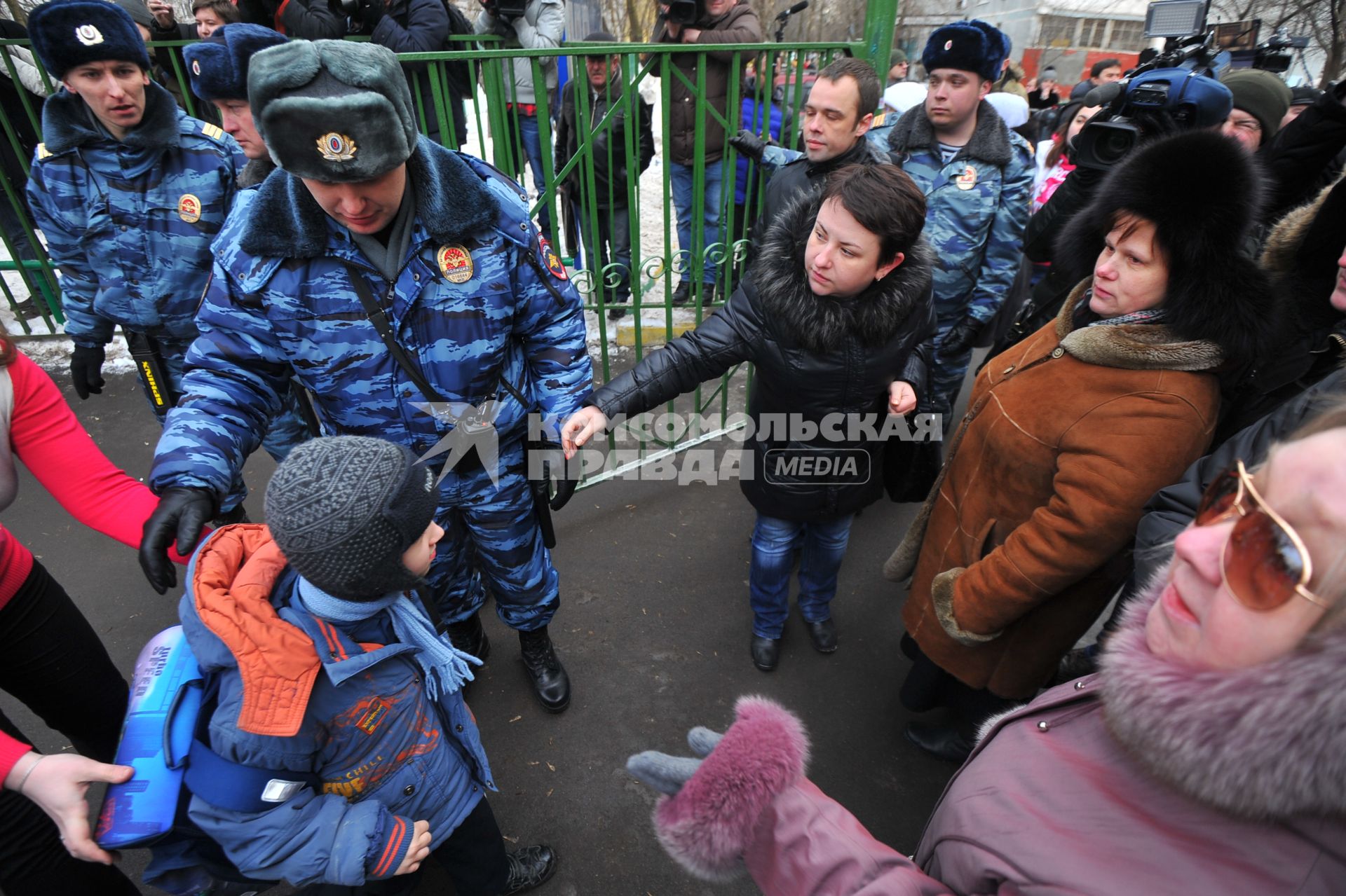 В Московскую школу № 263,  проник вооруженный старшеклассник - учащийся школы. На снимке: сотрудники полиции во время эвакуации детей из школы