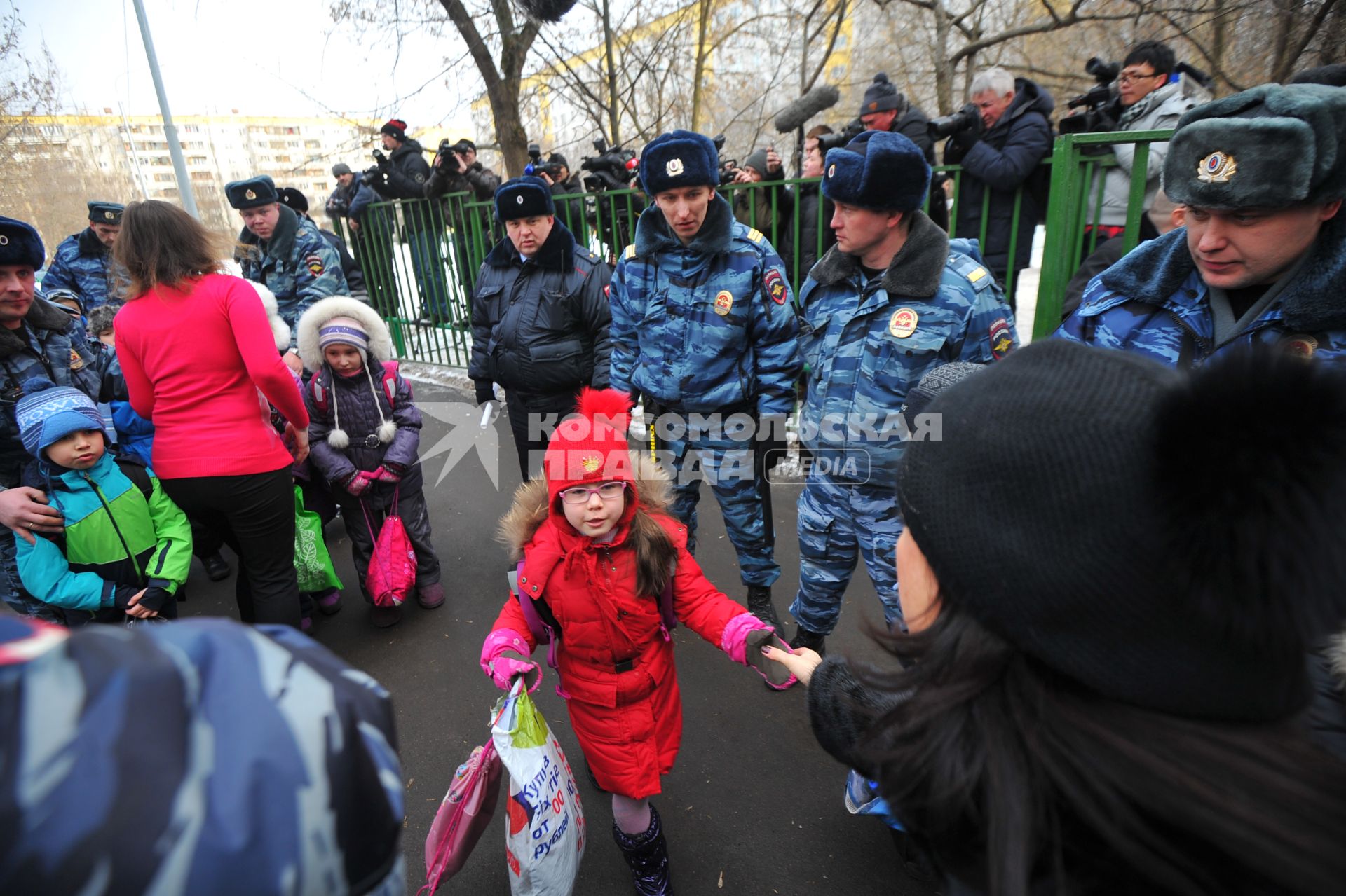 В Московскую школу № 263,  проник вооруженный старшеклассник - учащийся школы. На снимке: сотрудники полиции во время эвакуации детей из школы