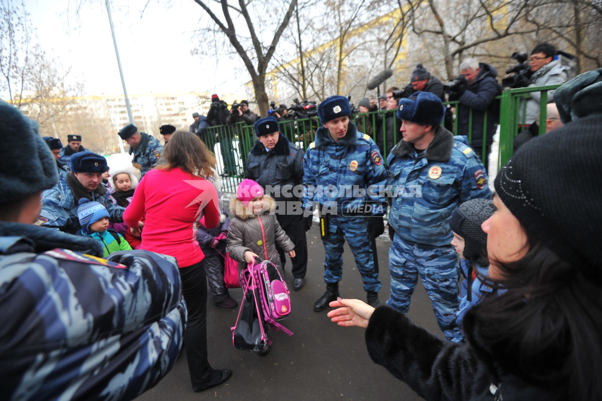 В Московскую школу № 263,  проник вооруженный старшеклассник - учащийся школы. На снимке: сотрудники полиции во время эвакуации детей из школы