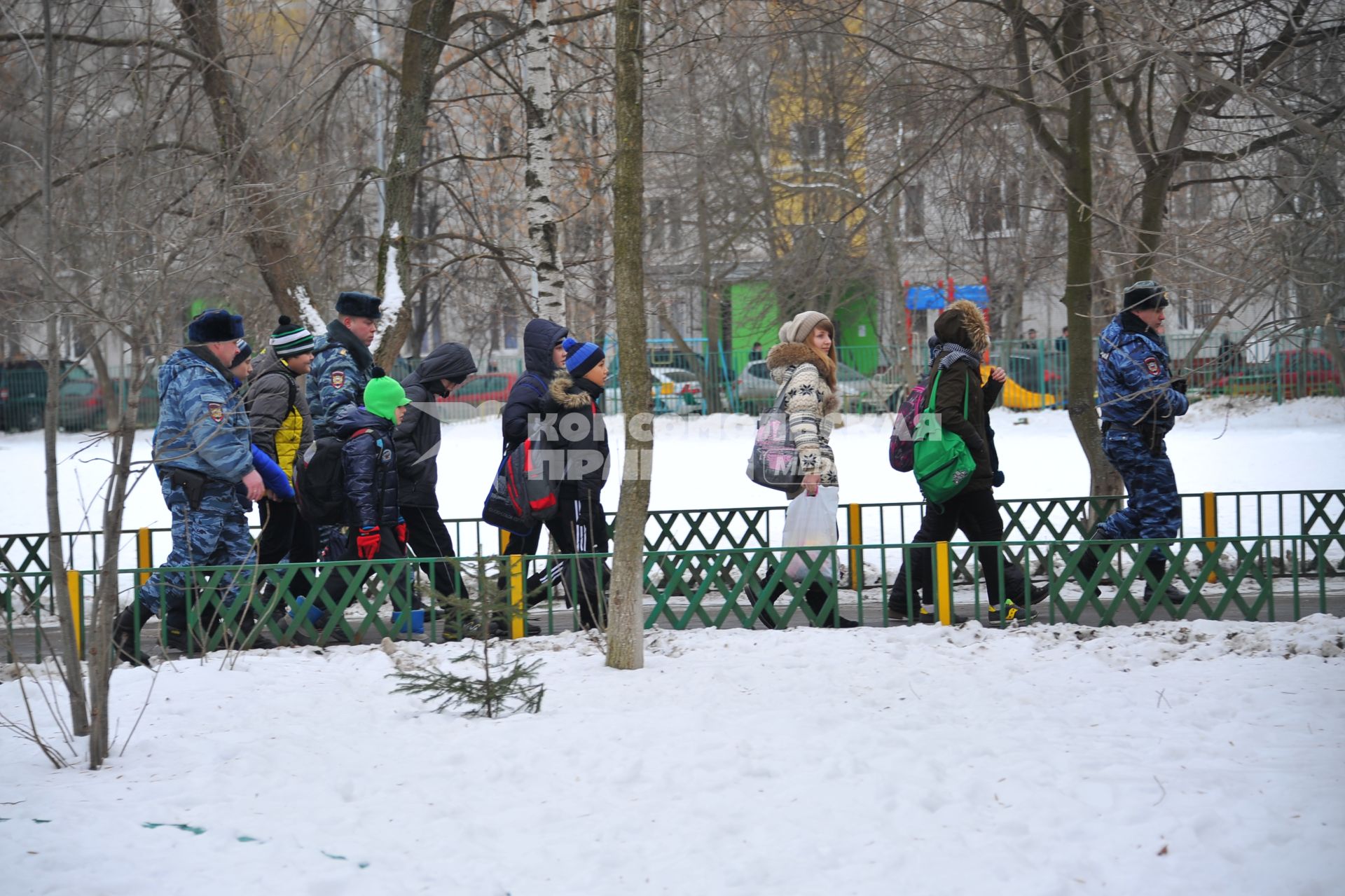 В Московскую школу № 263,  проник вооруженный старшеклассник - учащийся школы. На снимке: сотрудники полиции во время эвакуации детей из школы