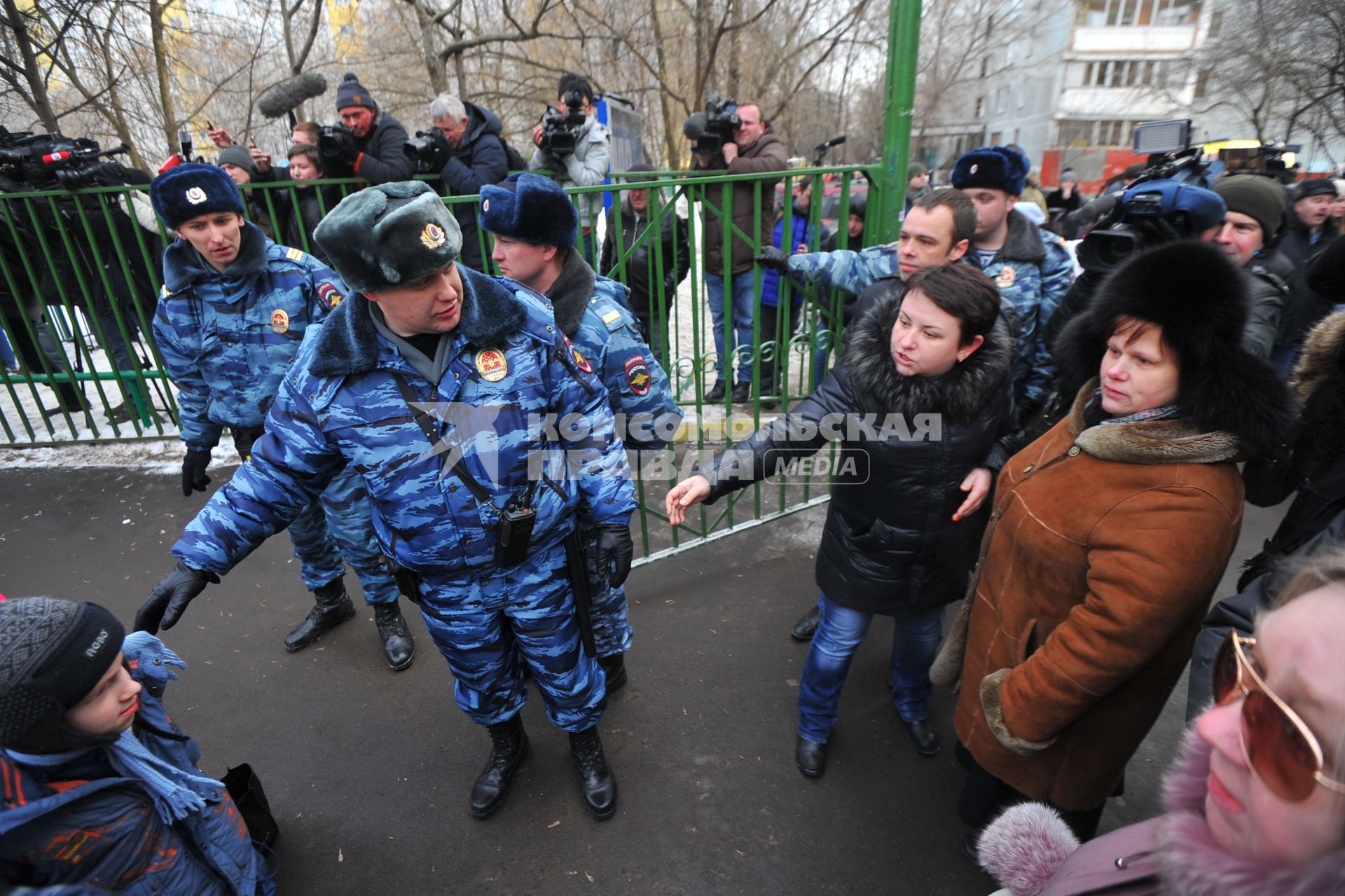 В Московскую школу № 263,  проник вооруженный старшеклассник - учащийся школы. На снимке: сотрудники полиции во время эвакуации детей из школы