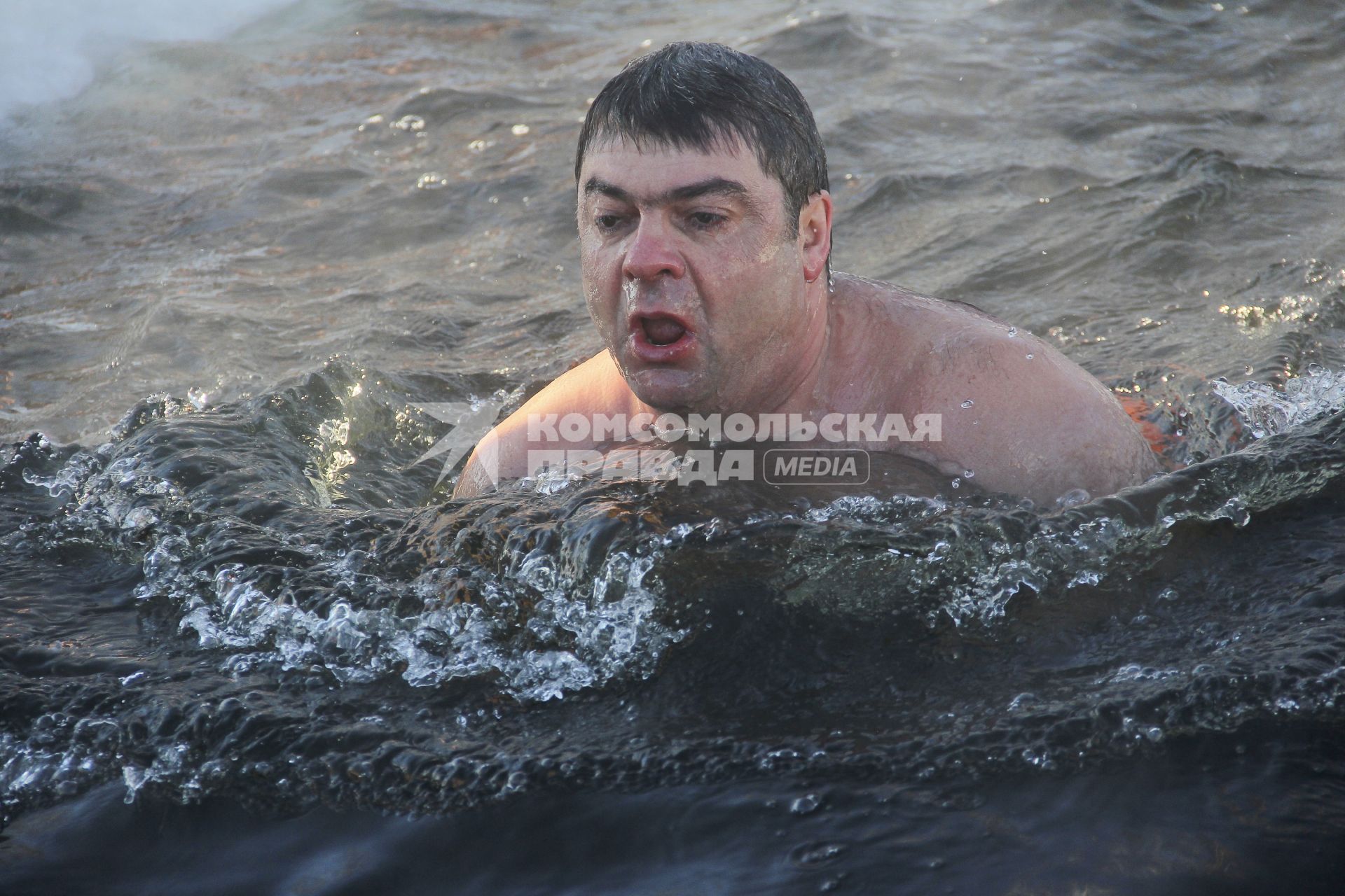 Екатеринбургские `моржи` купаются в -35°C. На снимке: мужчина купается. 25 минут в проруби.