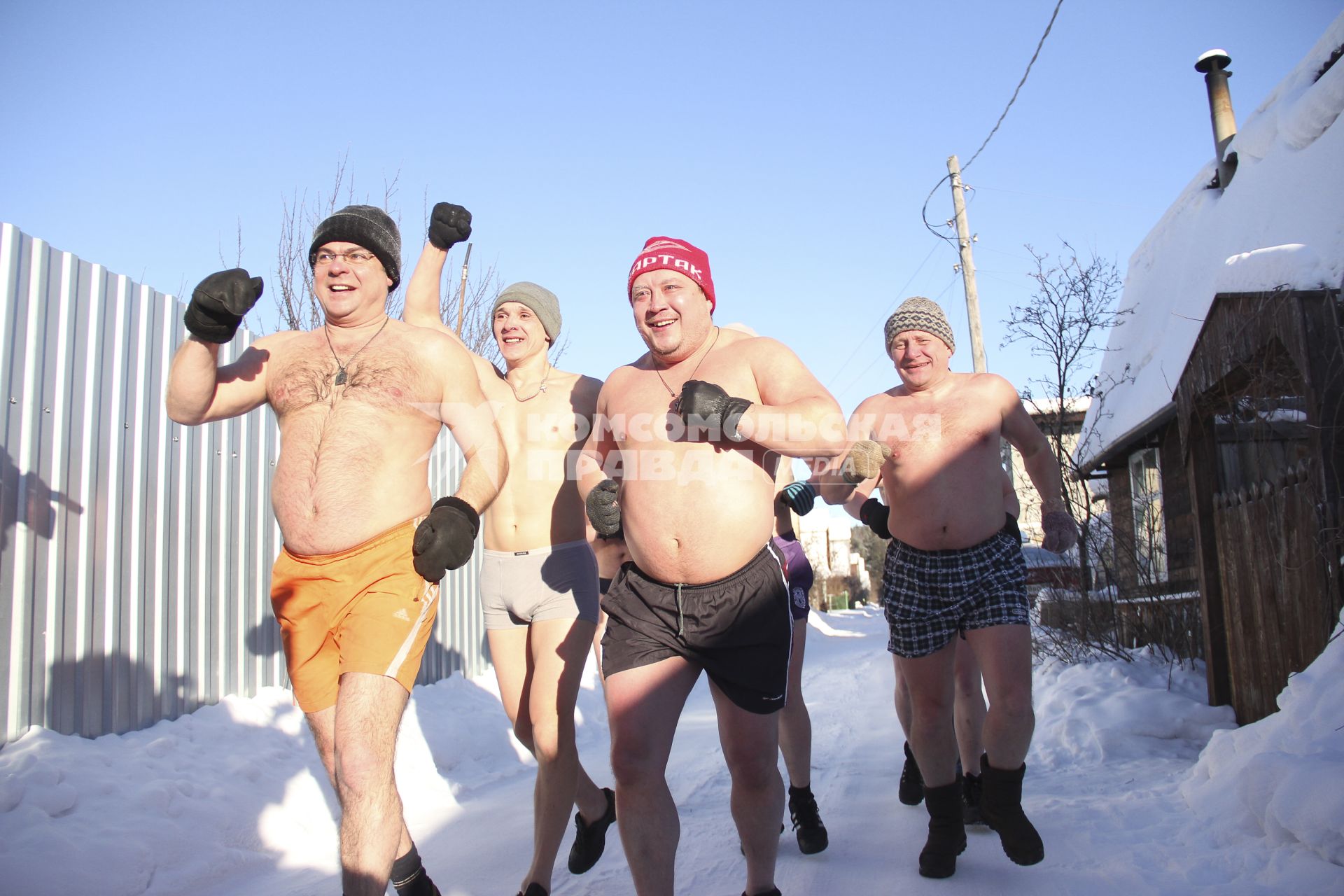 Екатеринбургские `моржи` купаются в -35°C. На снимке: раздетые до трусов мужчины бегут к проруби.