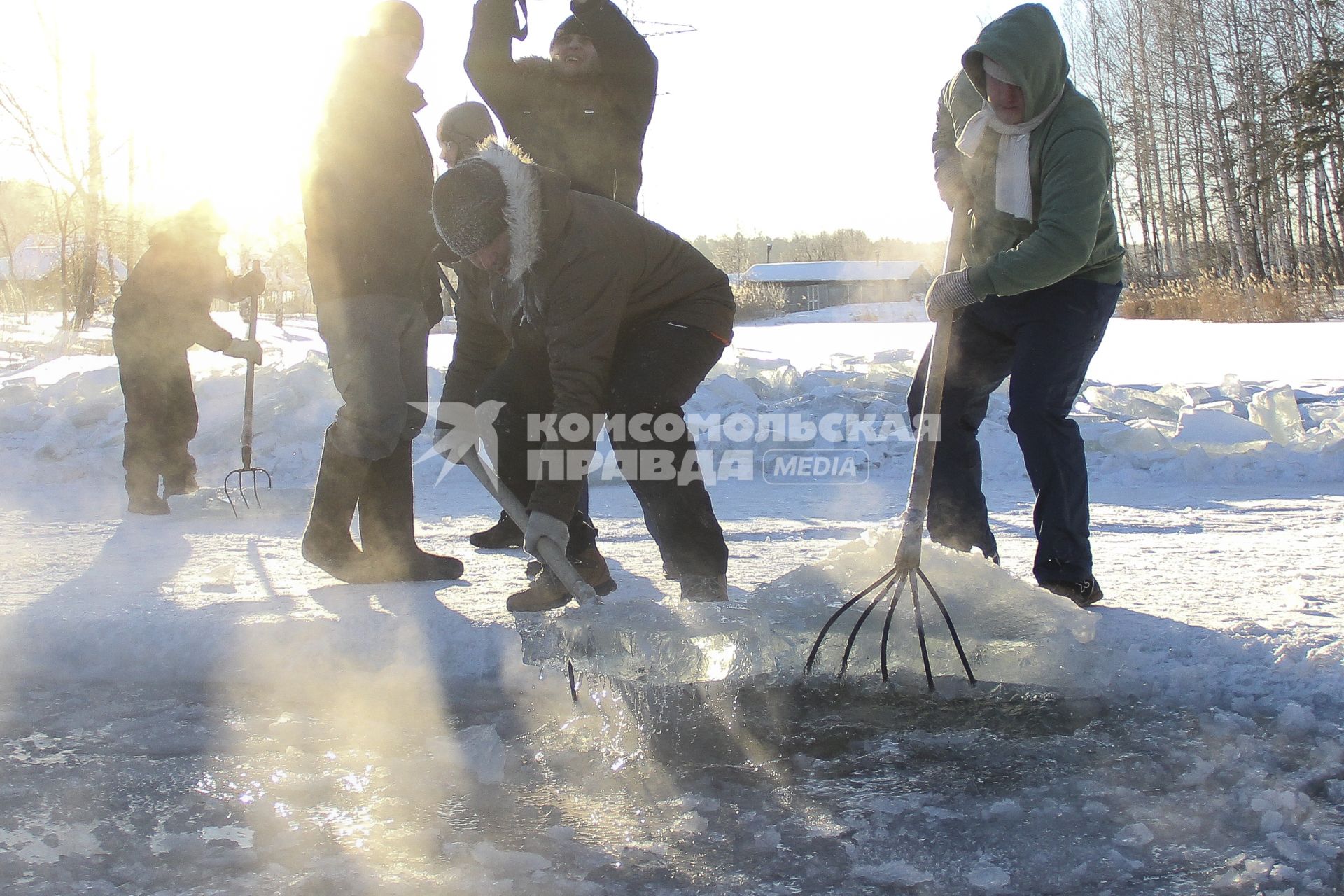 Екатеринбургские `моржи` купаются в -35°C. На снимке: подготовка проруби к купанию.