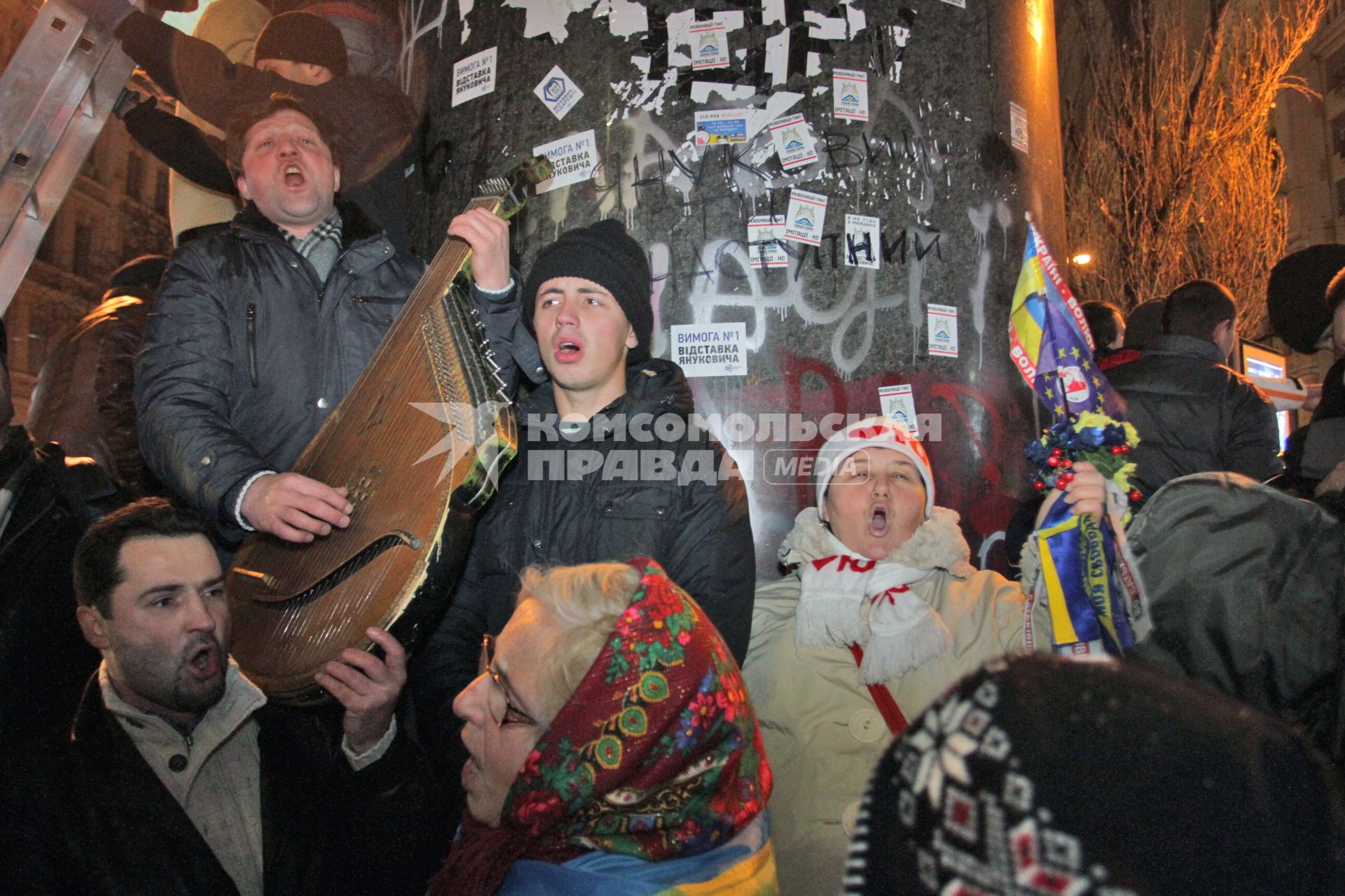 Протестующие поют песни около постамента памятника В. Ленину.