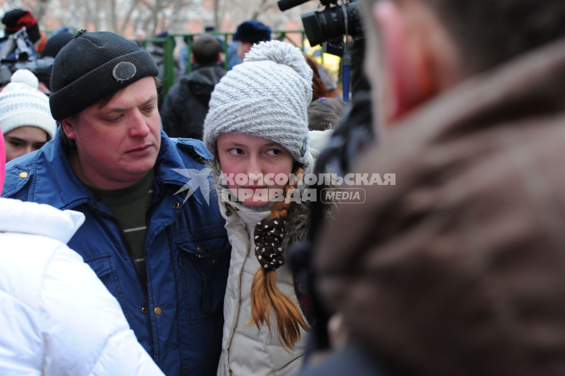 В Московскую школу № 263 проник вооруженный старшеклассник Сергей Гордеев - учащийся школы.  Гордеев захватил в заложники школьников и застрелил учителя и полицейского. На снимке: учащиеся, выведенные из здания школы.