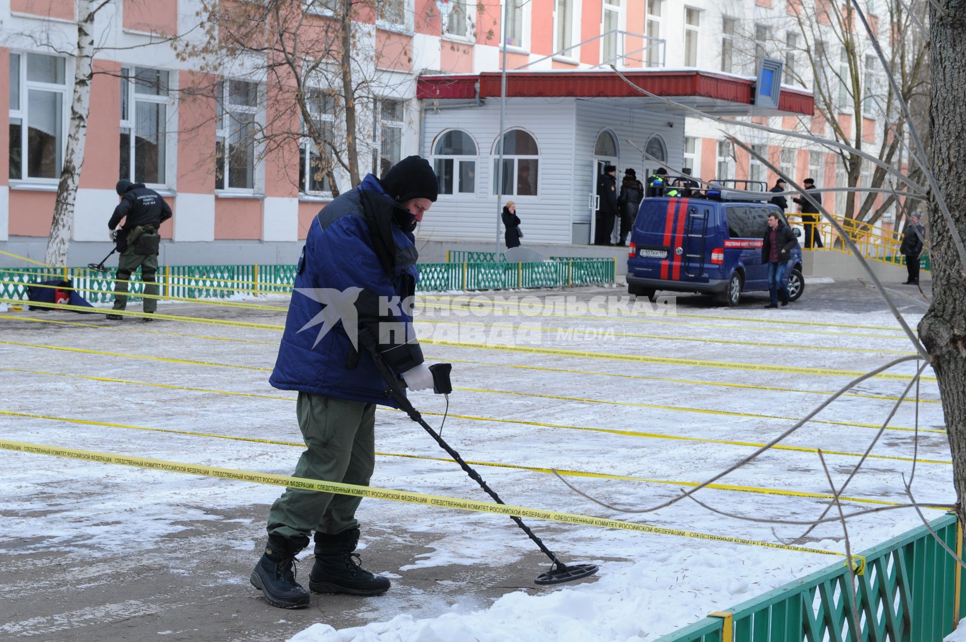 В Московскую школу № 263 проник вооруженный старшеклассник Сергей Гордеев - учащийся школы.  Гордеев захватил в заложники школьников и застрелил учителя и полицейского. На снимке: саперы у здания школы.