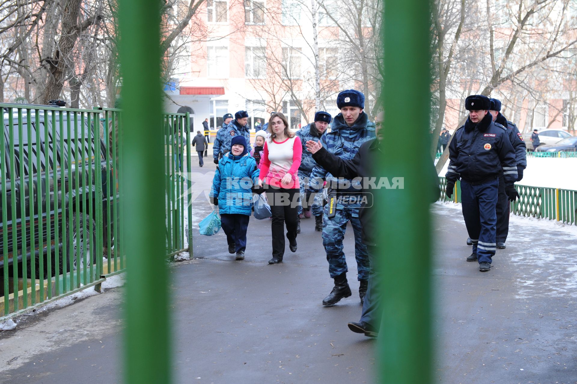 В Московскую школу № 263 проник вооруженный старшеклассник Сергей Гордеев - учащийся школы.  Гордеев захватил в заложники школьников и застрелил учителя и полицейского. На снимке: полицейские выводят детей из здания школы.