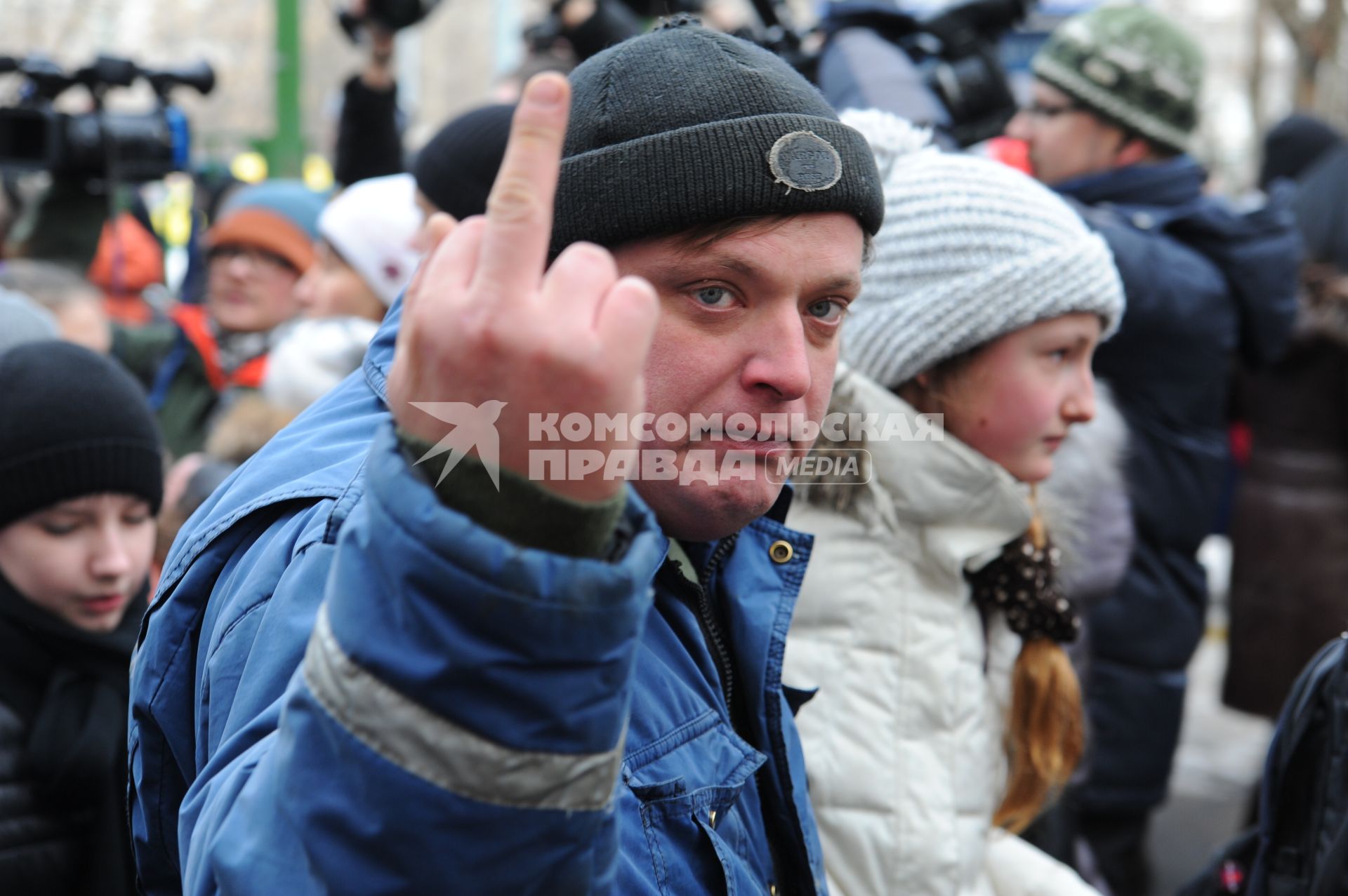 В Московскую школу № 263 проник вооруженный старшеклассник Сергей Гордеев - учащийся школы.  Гордеев захватил в заложники школьников и застрелил учителя и полицейского. На снимке: учащиеся, выведенные из здания школы.