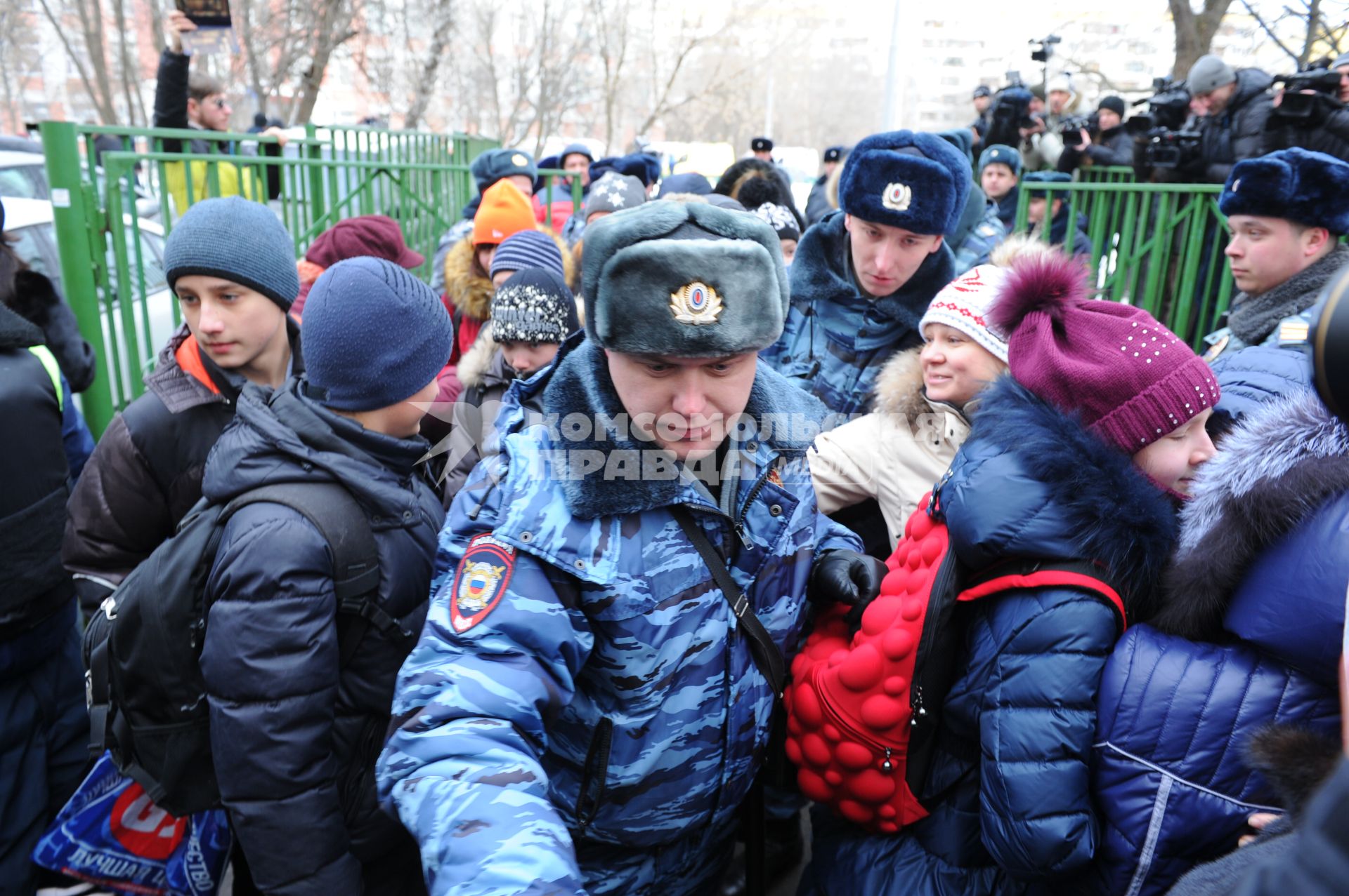 В Московскую школу № 263 проник вооруженный старшеклассник Сергей Гордеев - учащийся школы.  Гордеев захватил в заложники школьников и застрелил учителя и полицейского. На снимке: учащиеся, выведенные из здания школы.