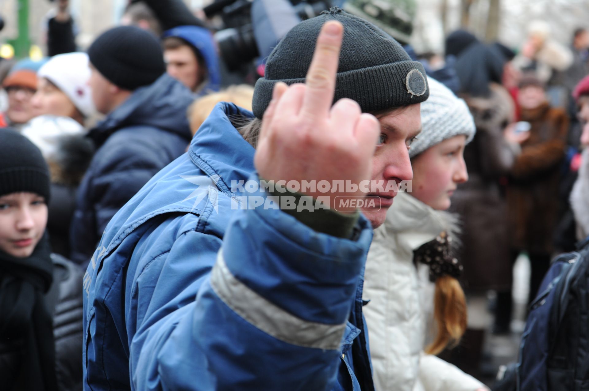 В Московскую школу № 263 проник вооруженный старшеклассник Сергей Гордеев - учащийся школы.  Гордеев захватил в заложники школьников и застрелил учителя и полицейского. На снимке: учащиеся, выведенные из здания школы.