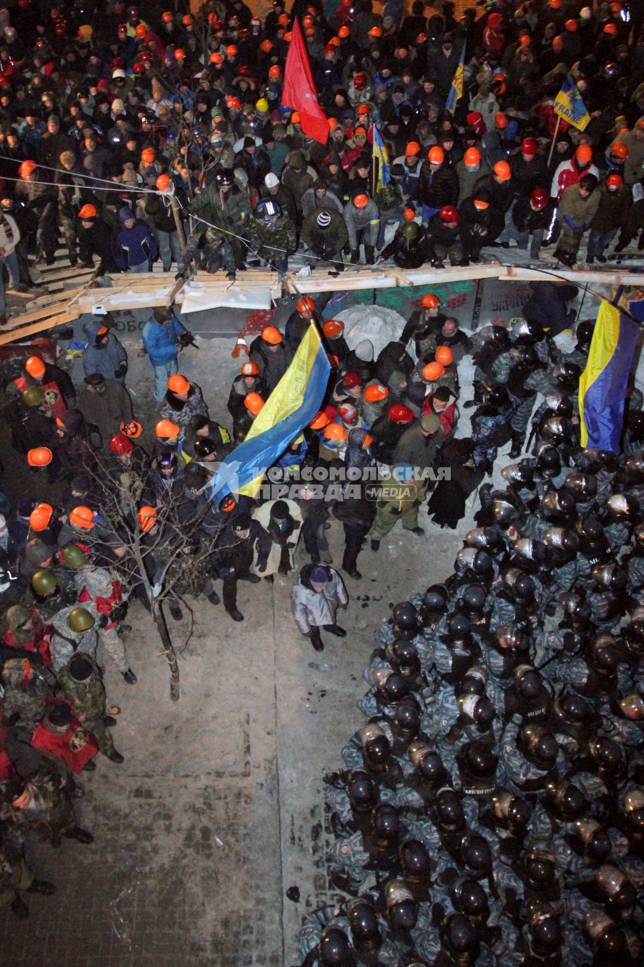 Силовой разгон пикетов в Киеве. На снимке: столкновение силовых структур и протестующих.