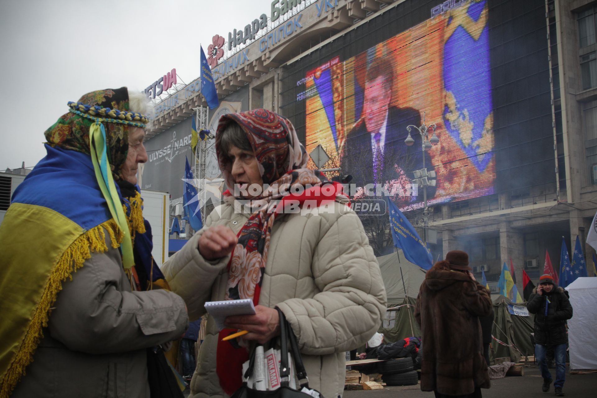 Трансляция выступления президента Украины Виктора Януковича на рекламном стенде площади Независимости в Киеве во время протестов.