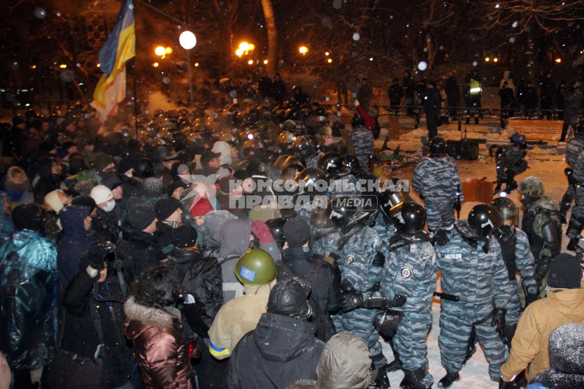 Зачистка баррикад во время протестов в Киеве.