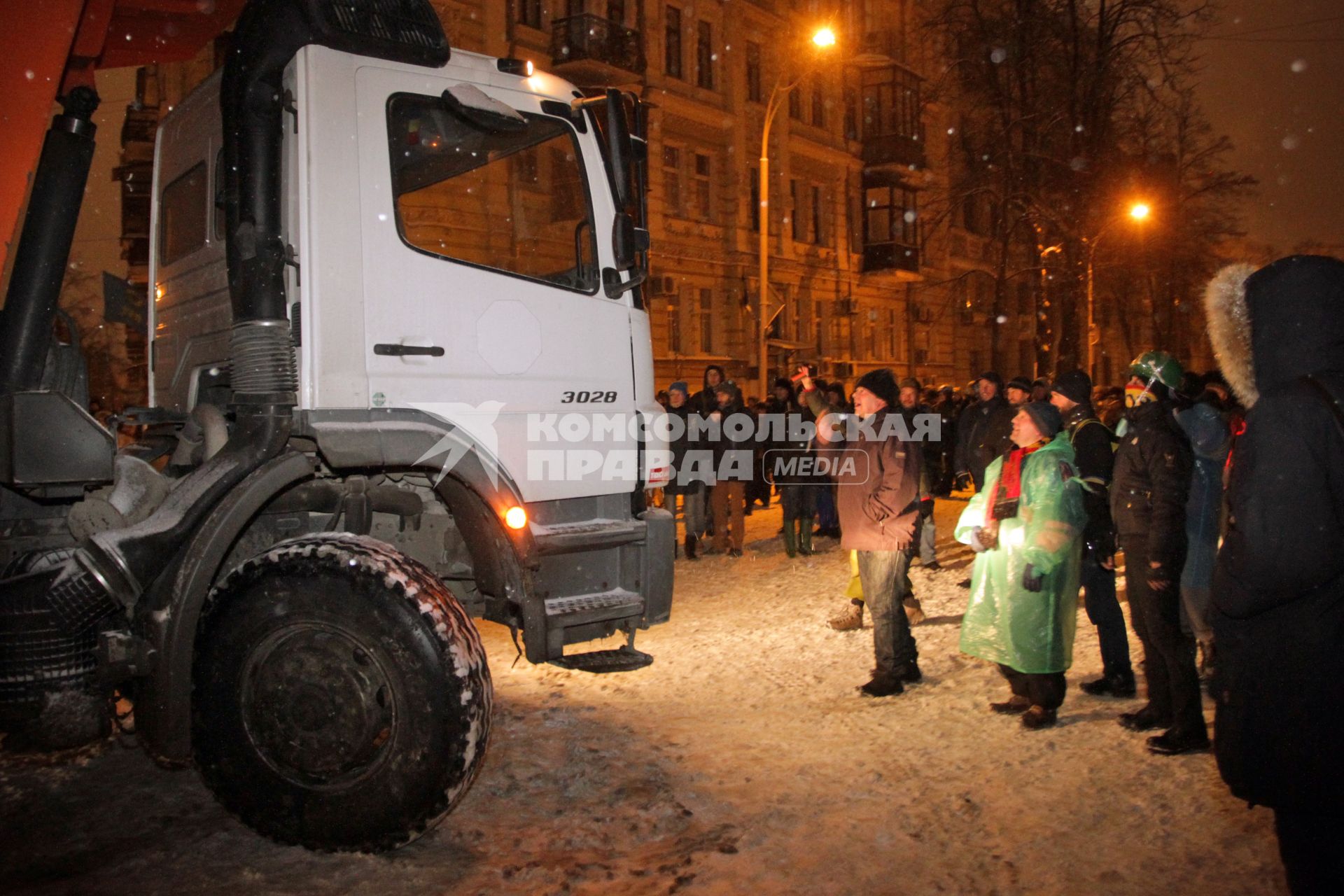 Зачистка баррикад во время протестов в Киеве. Протестующие не пускают грузовик `Камаз`.