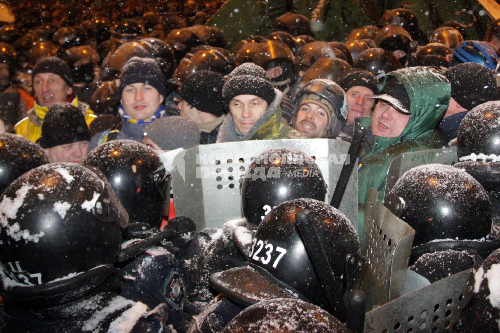 Зачистка баррикад во время протестов в Киеве.