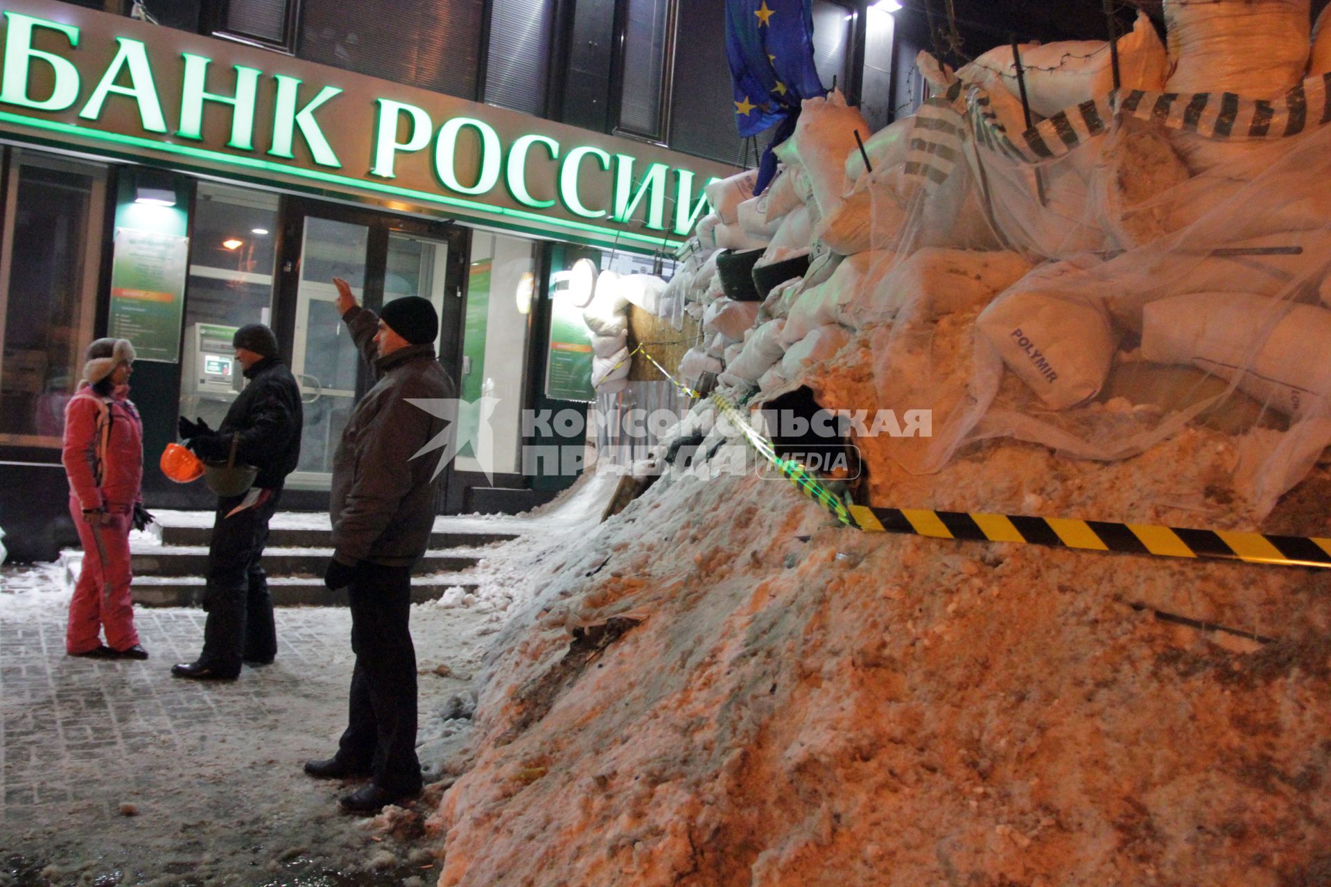 Мешки со снегом в качестве укрепления баррикад во время протестов в Киеве.