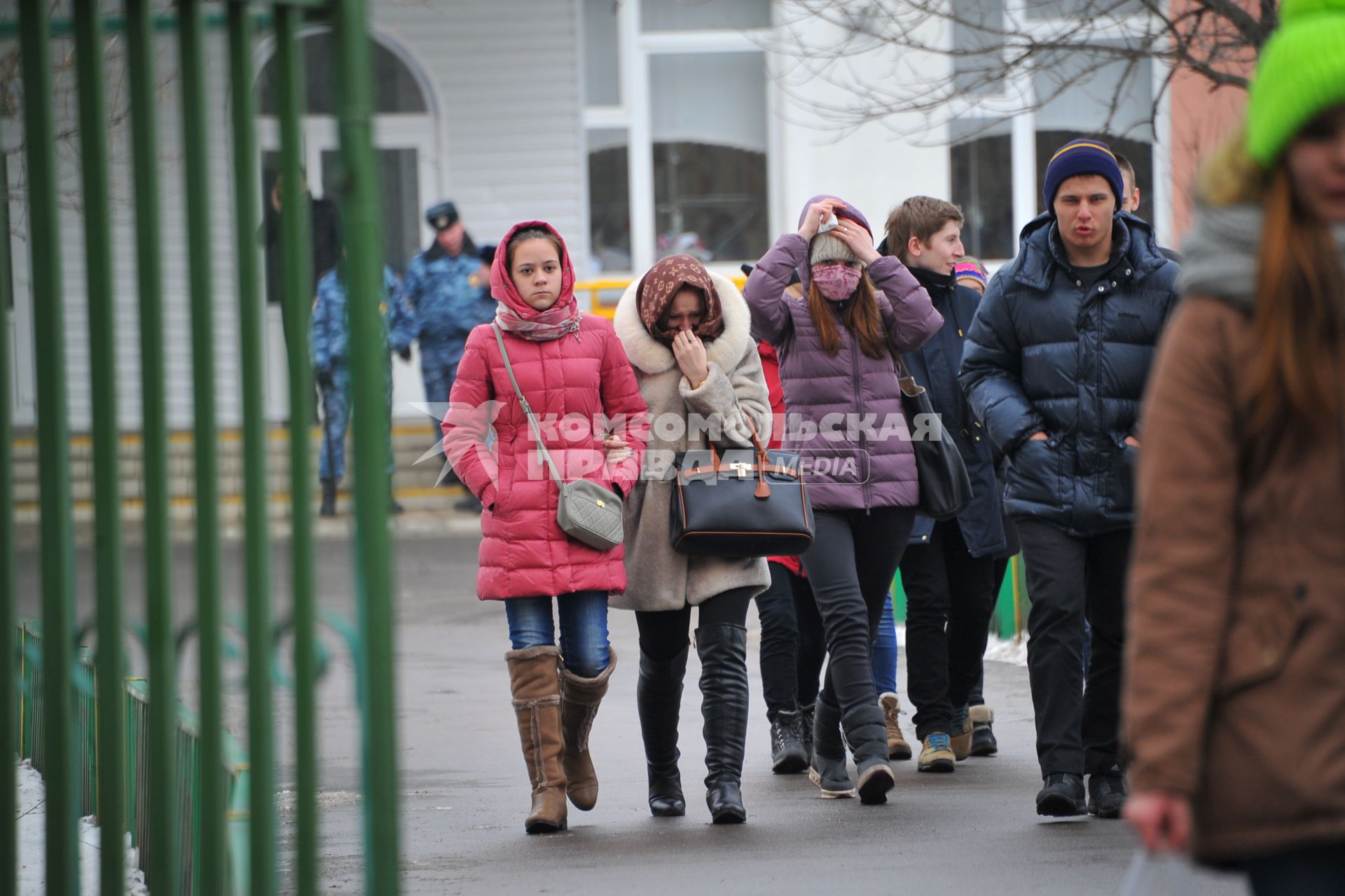 Вчера в Московской школе # 263 в результате стрельбы, совершенной старшеклассником Сергеем Гордеевым, погибли учитель и полицейский. На снимке: учащиеся выходят из школы.