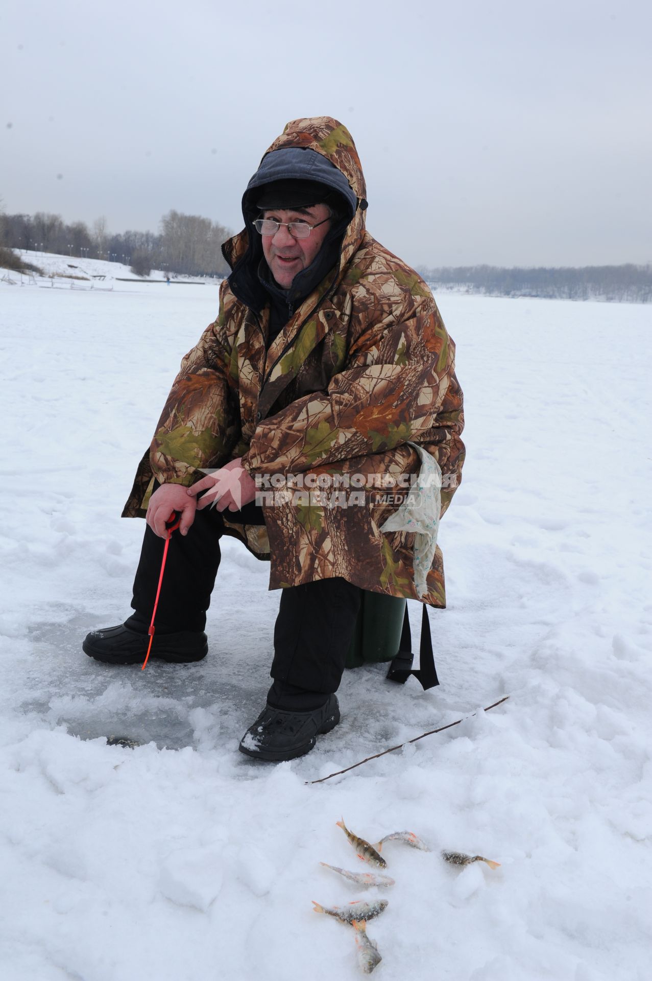 Работа МЧС по предупреждению несчастных случаев. Борисовские пруды. На снимке: мужчина рыбачит на реке.