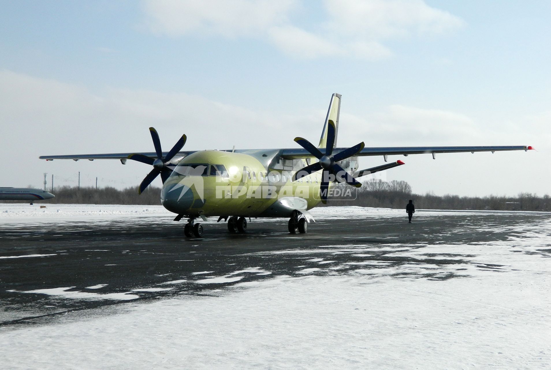 Новый гражданский самолет Ан-140.